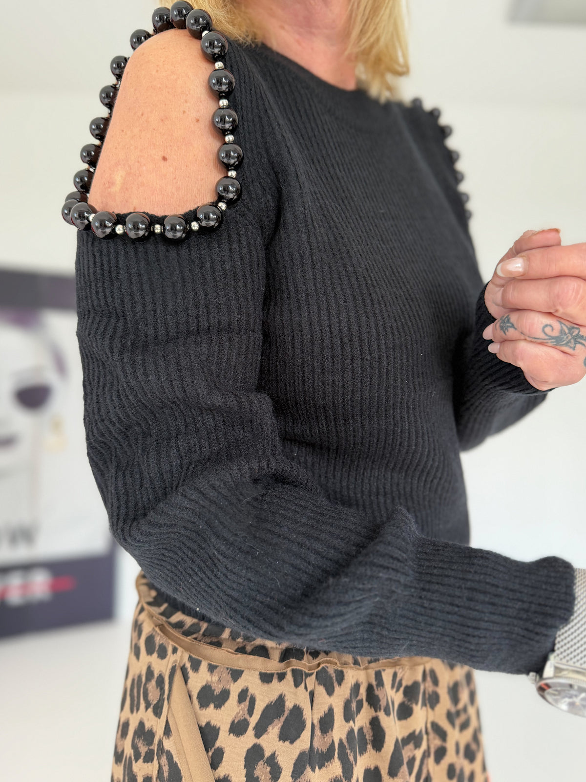 Pullover mit Cut-Outs und Statement-Perlen - schwarz