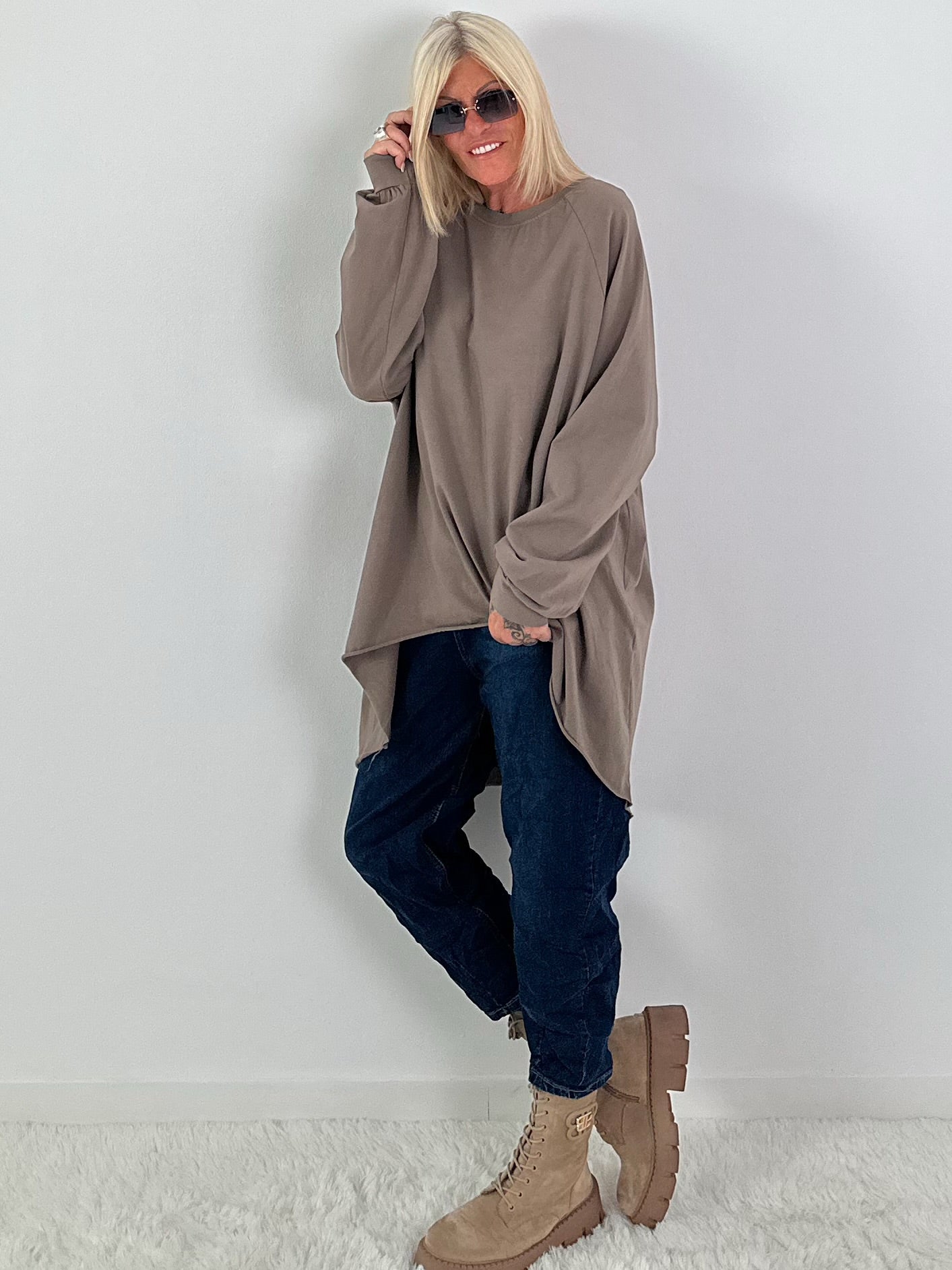 Oversized Shirt mit Statement Spruch auf dem Rücken - taupe