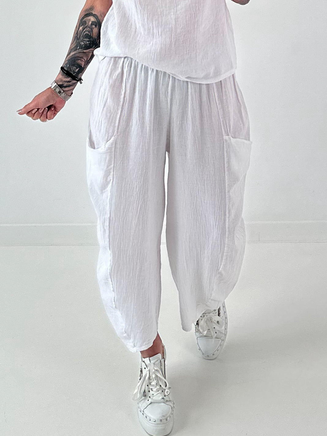 Grobe Hose im Materialmix mit großen Taschen - weiss