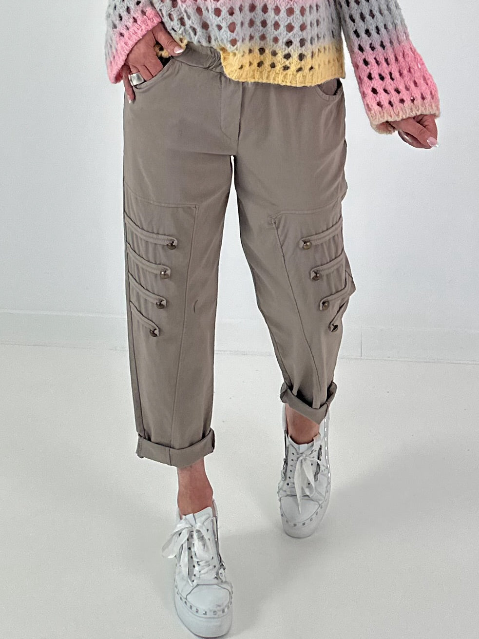 Hose mit elastischem Bund und Knopfdetails - taupe