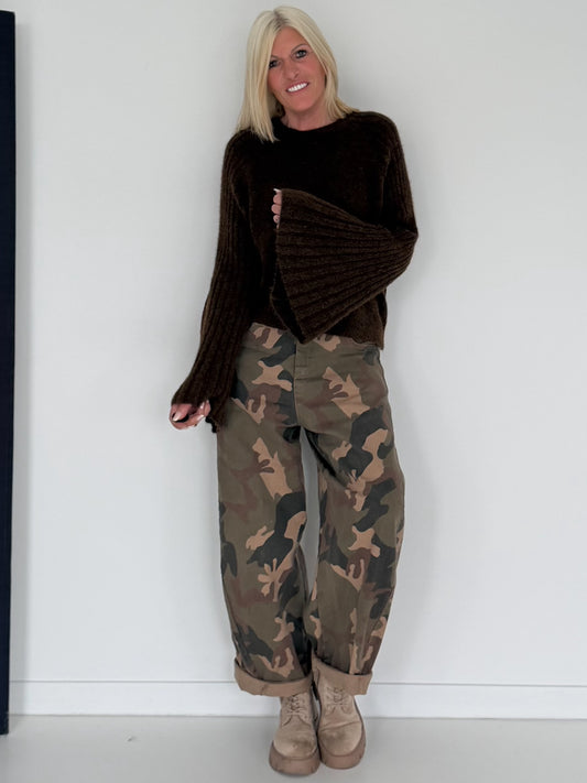 Soft sweater with trumpet sleeves - chocolate