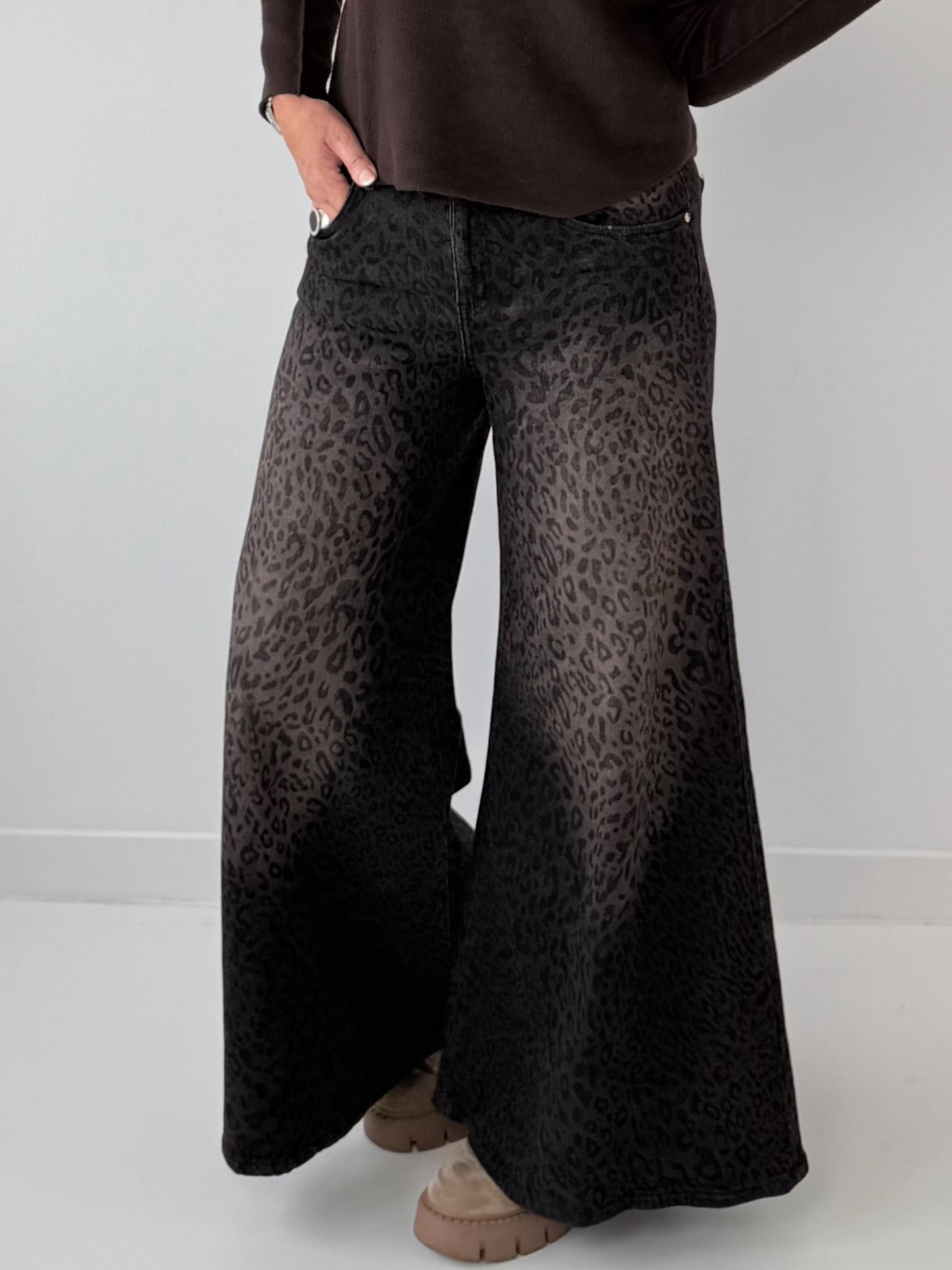 Jeans mit All Over Leo-Print und weitem Bein - leo-mehrfarbig