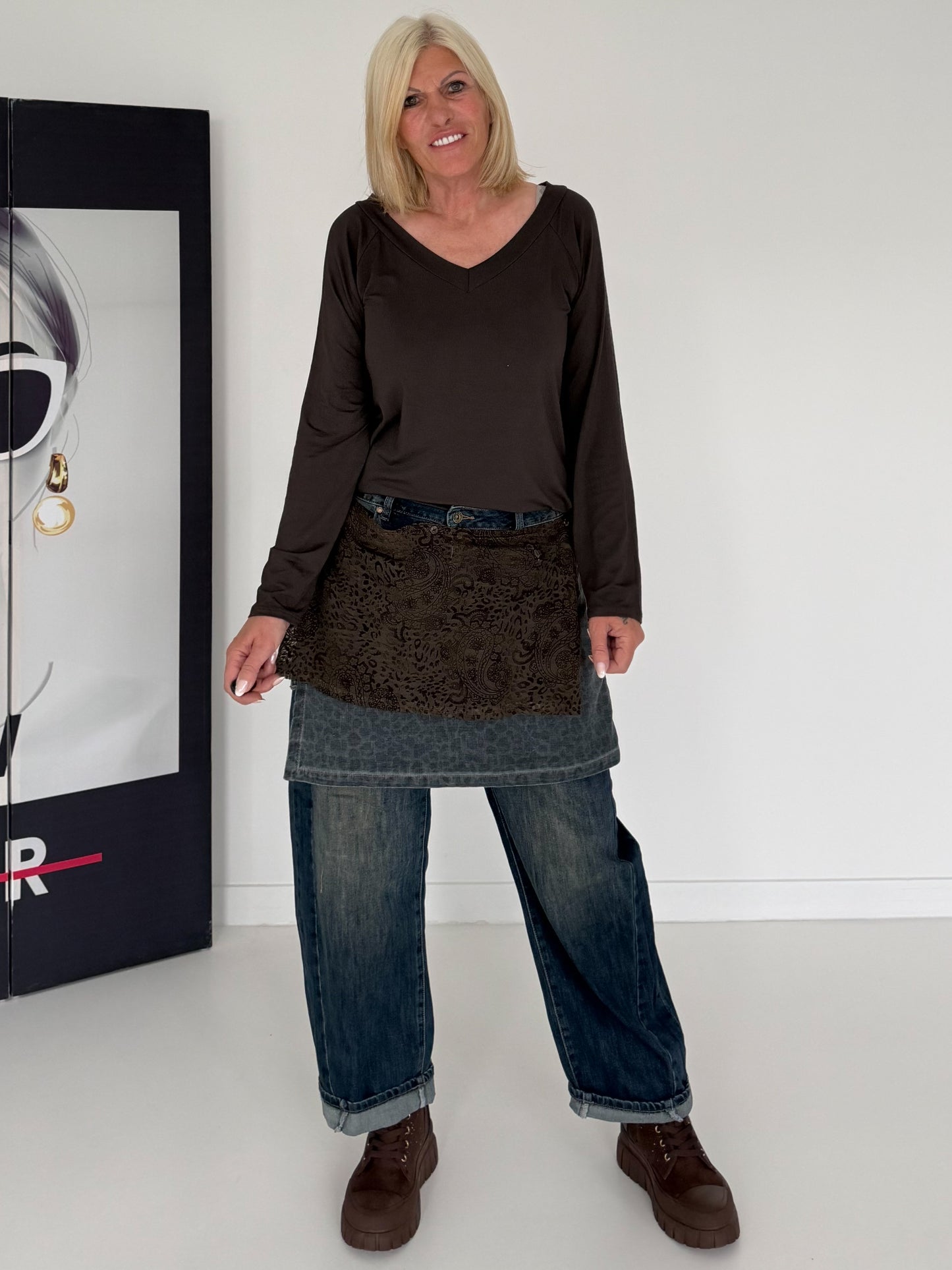 Basic Shirt mit V-Ausschnitt - mokka