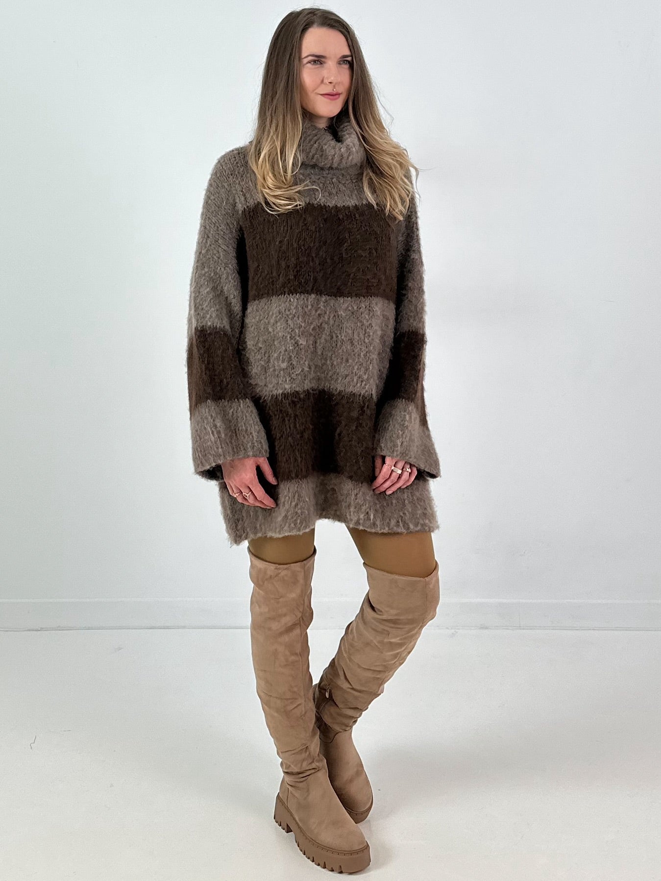 Lange trui/jurk model "Velvet Flow" - koffie-taupe