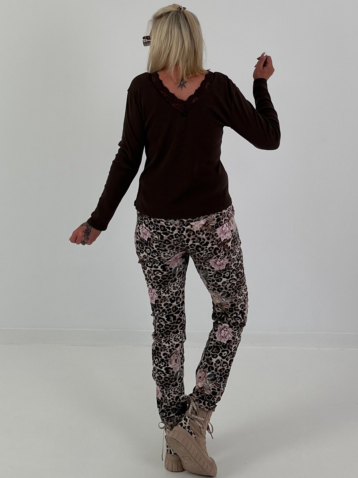 Ripp Shirt mit V-Neck und Spitzendetails - mokka