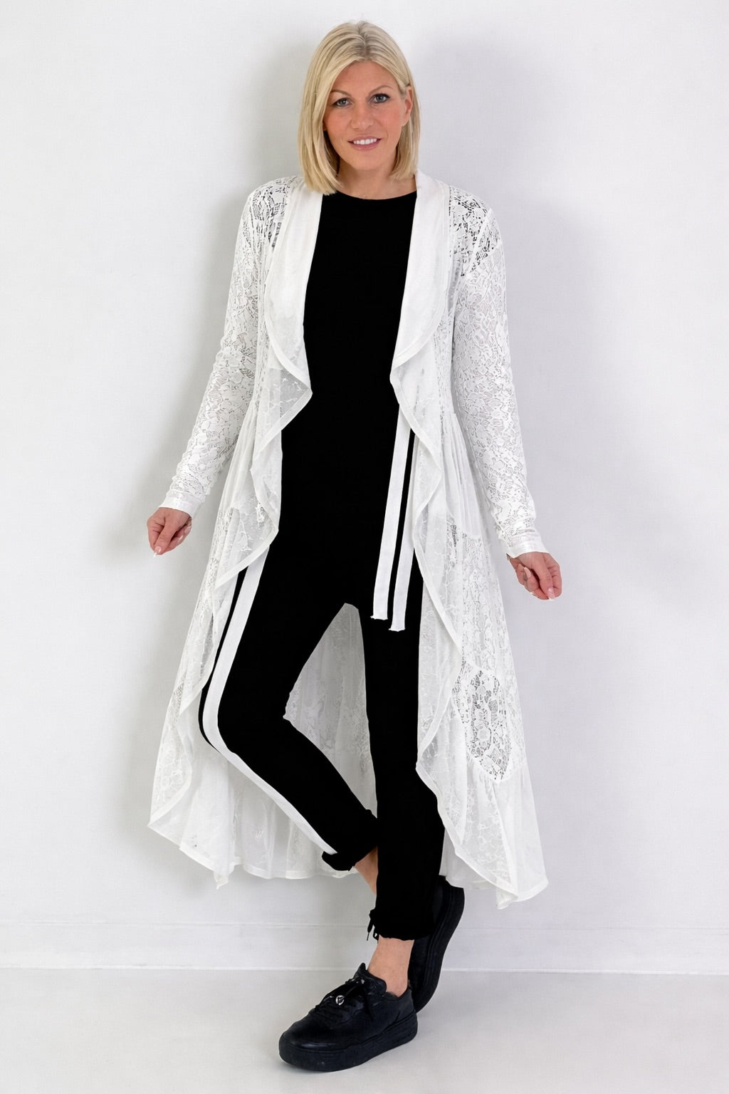 Leinenmantel mit Spitzenmuster - weiss