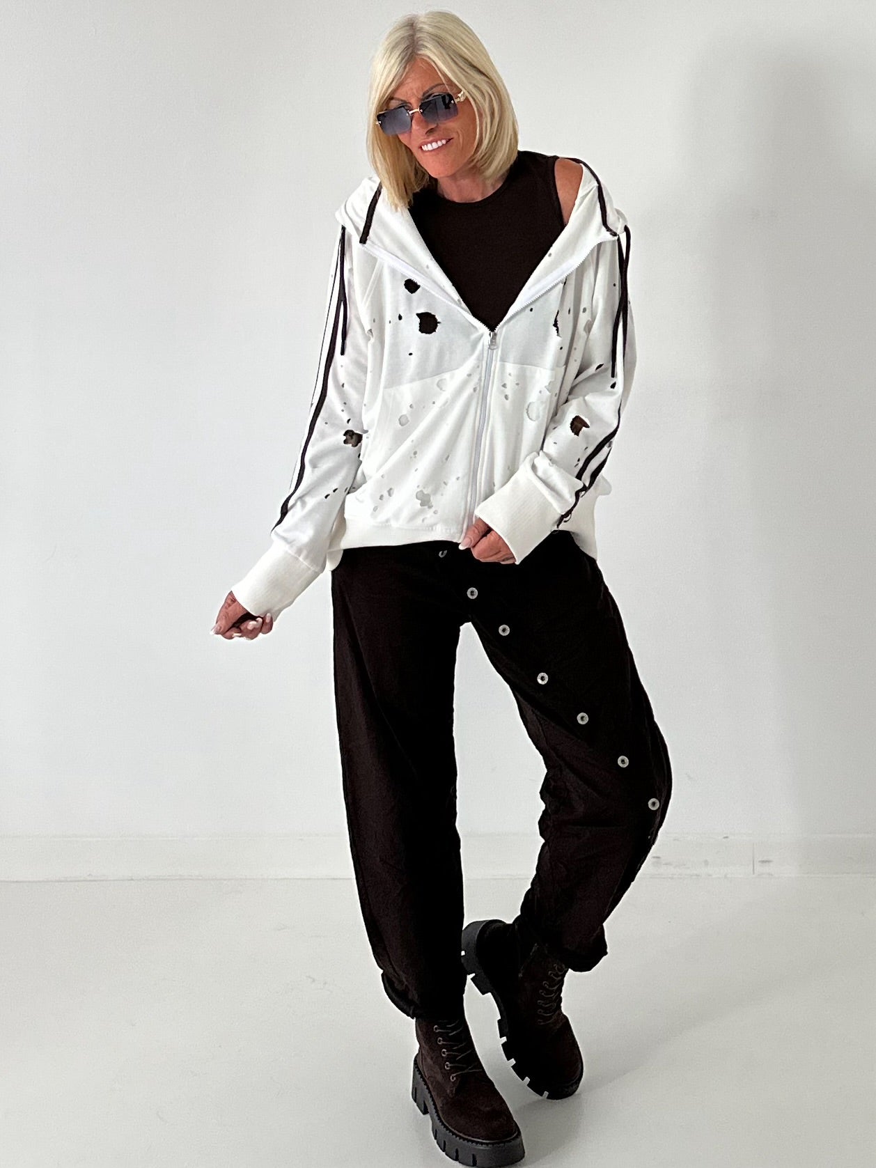 Stylische Sweatshirt Jacke mit großem Rückenpatch Dog - weiss