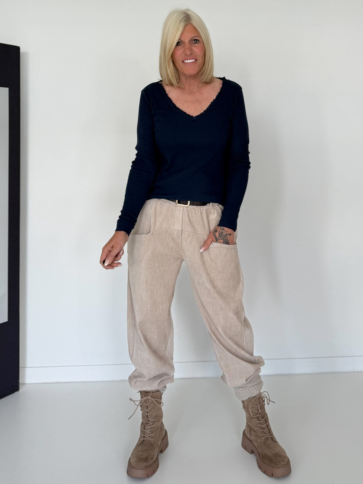 Rippshirt mit fransigem V-Ausschnitt - marine