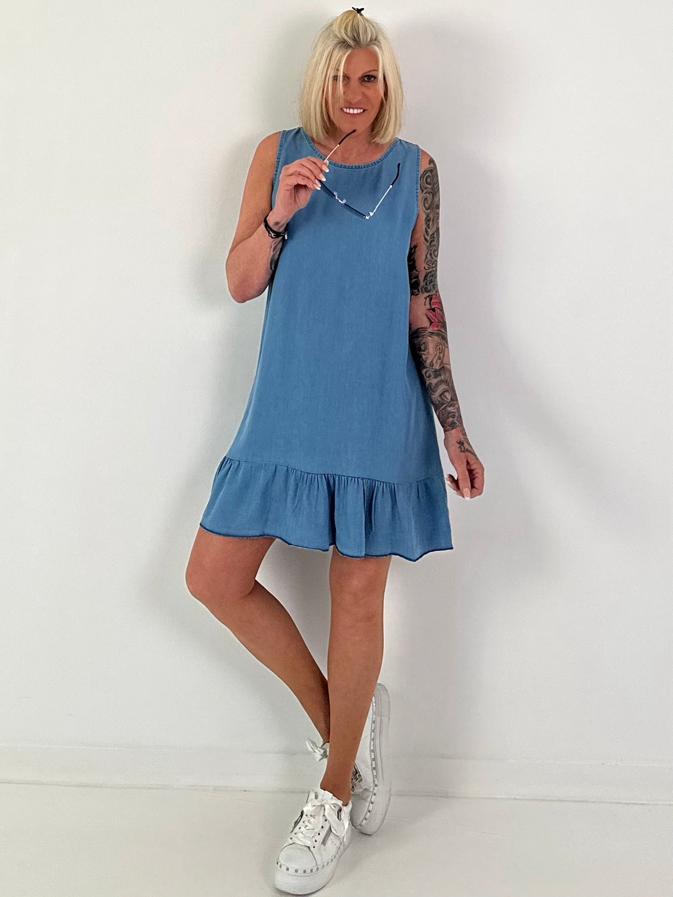 Light denim dress with flounce - blue