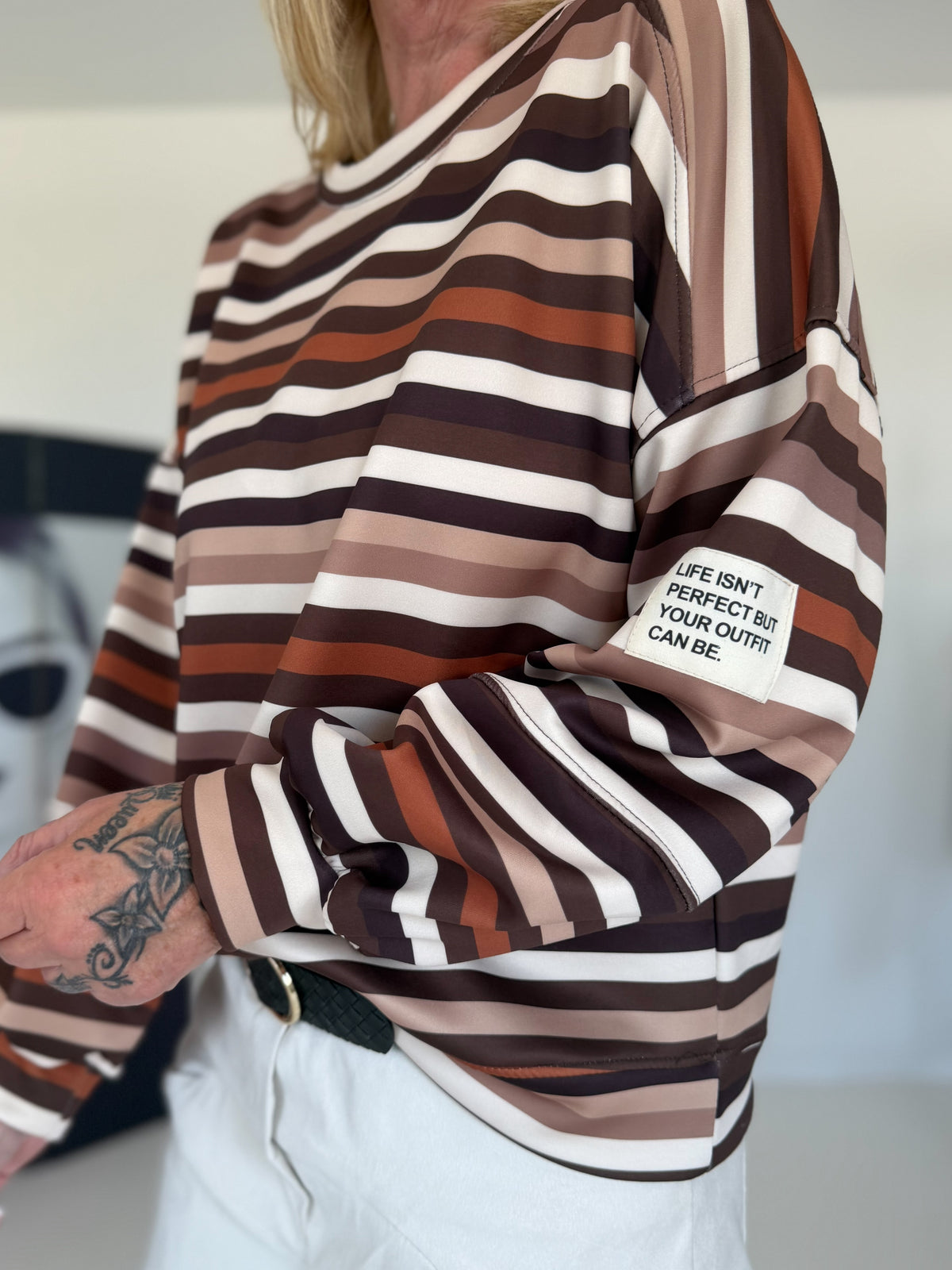Sweater mit Allover-Streifen-Print - mokka-mehrfarbig