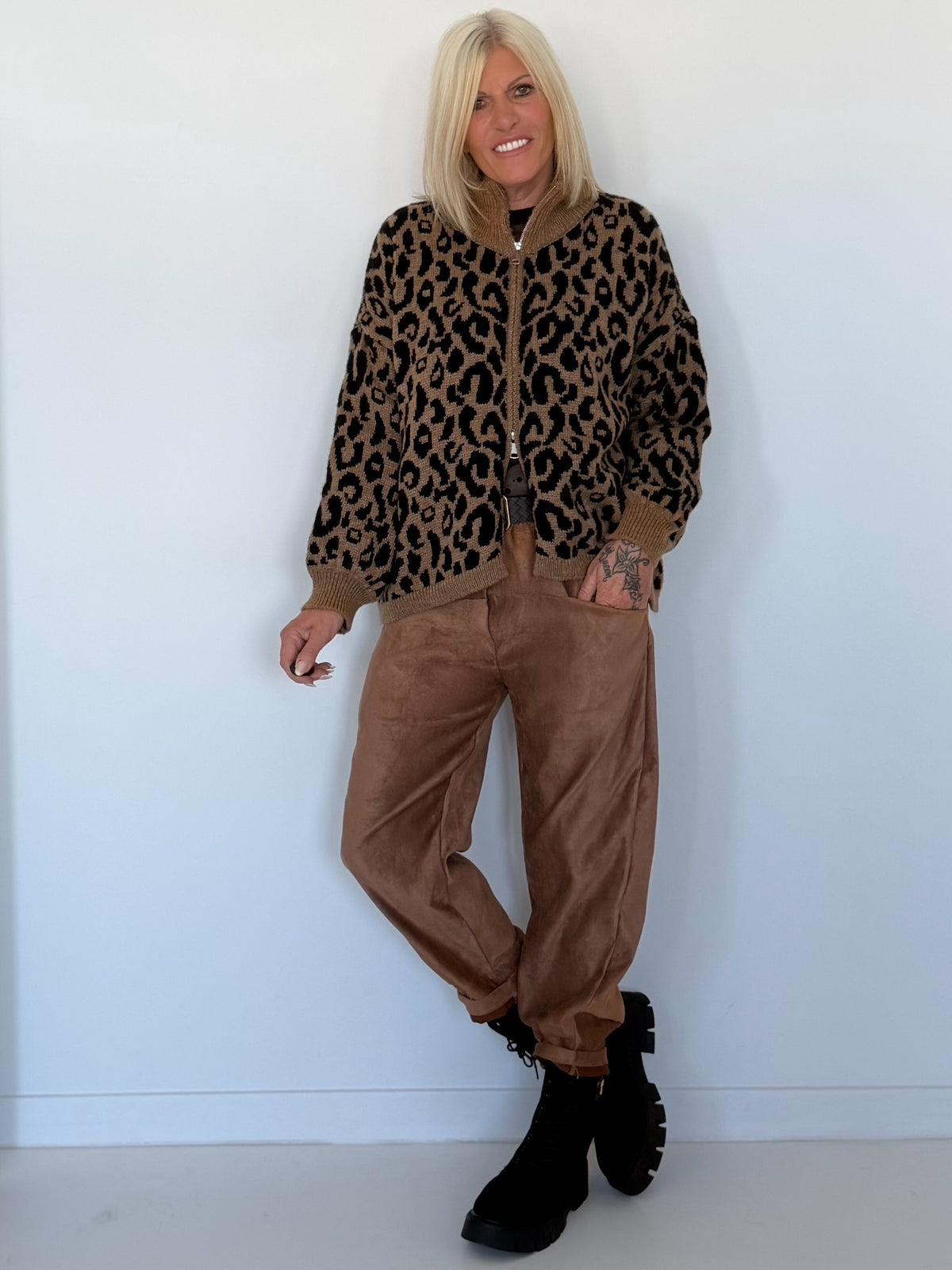 Strickjacke im Leo-Style - camel-schwarz