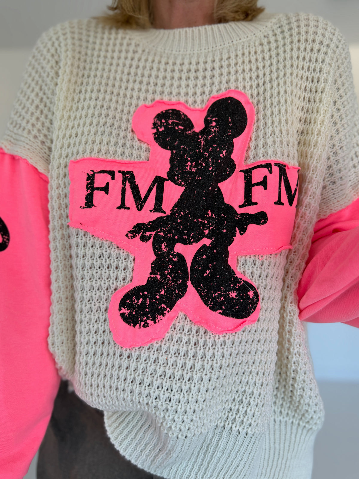 Grobstrickpullover mit Sweatärmeln - ecru-neonpink