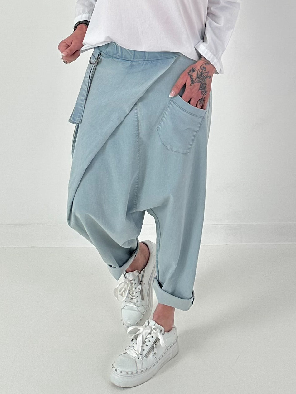 Baggy Jeans mit Überwurf - hellblau