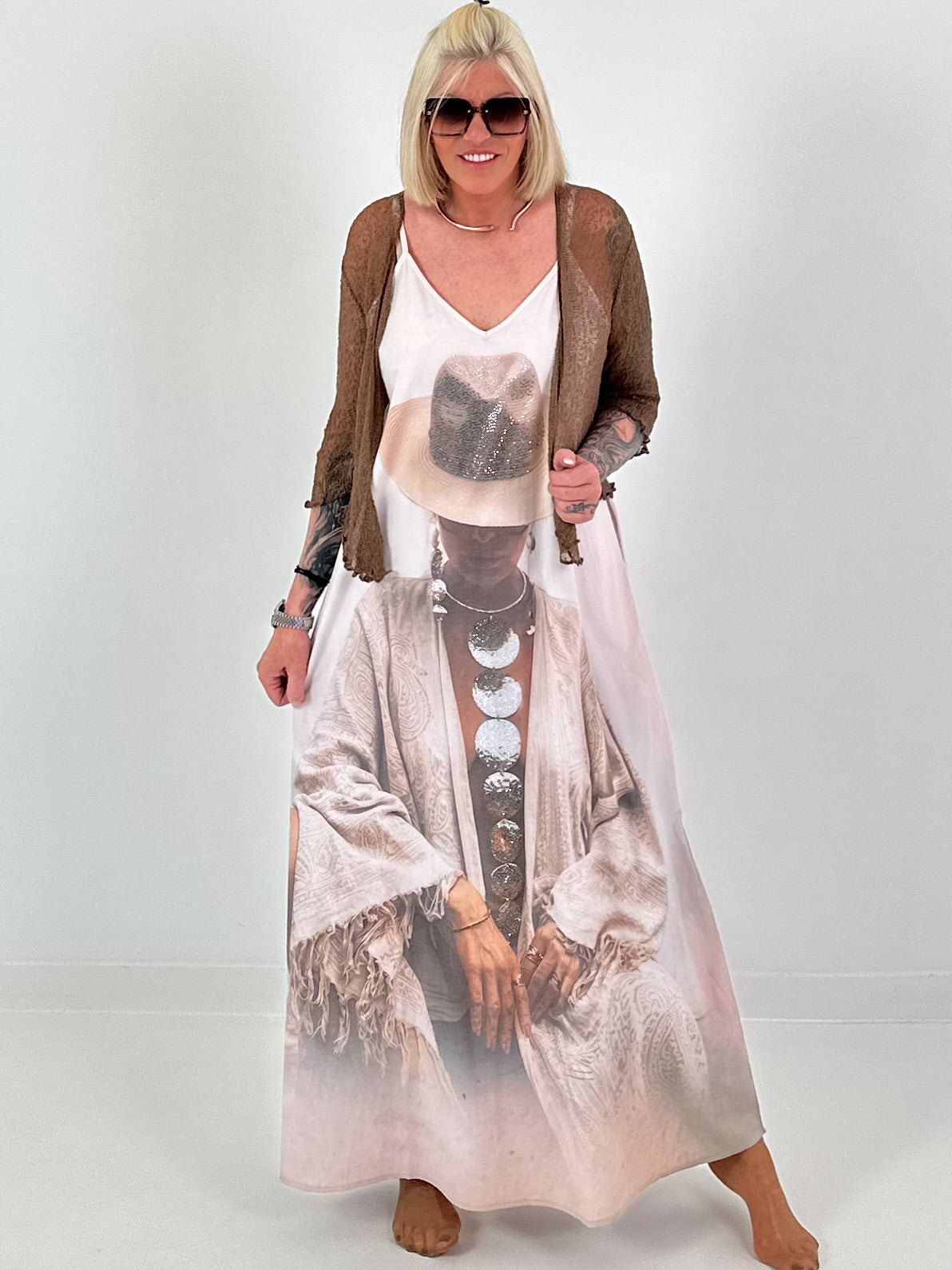 Long dress with a printed design and side pockets - beige-multicoloured