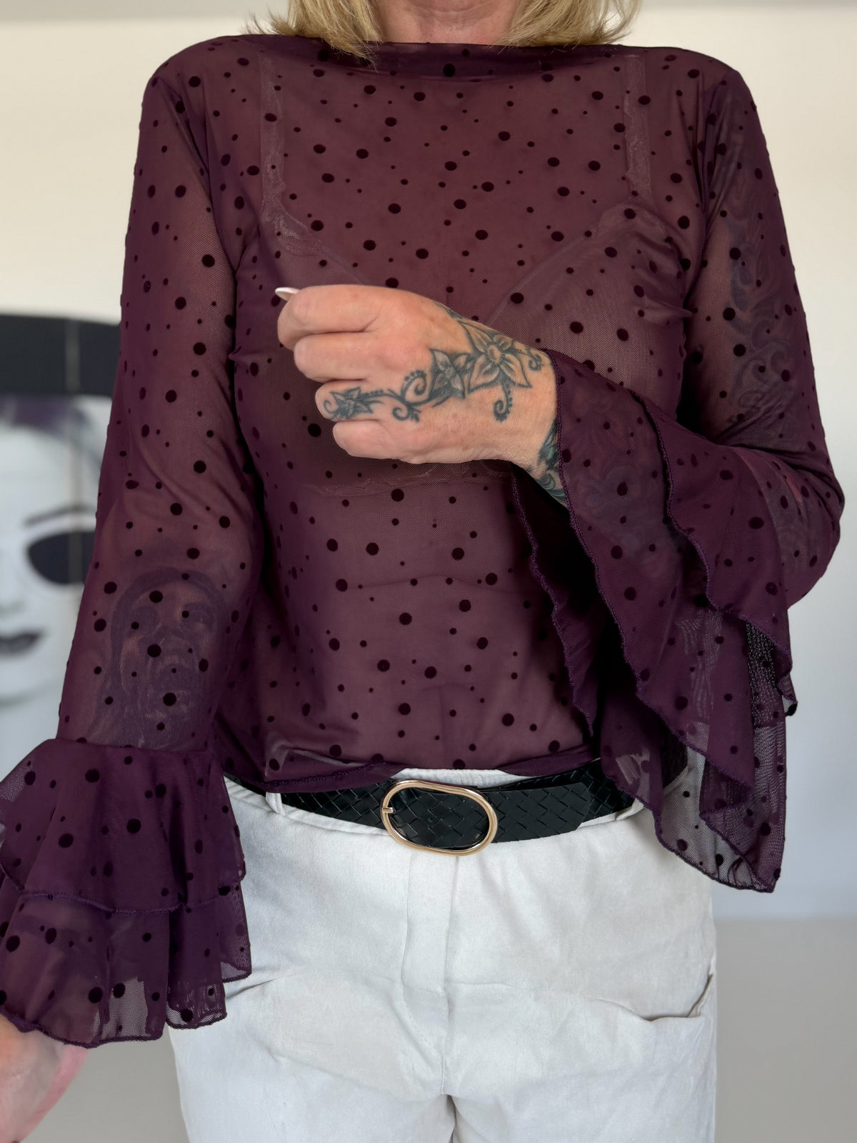 Mesh Shirt mit Punkten und Volantärmeln - burgundi