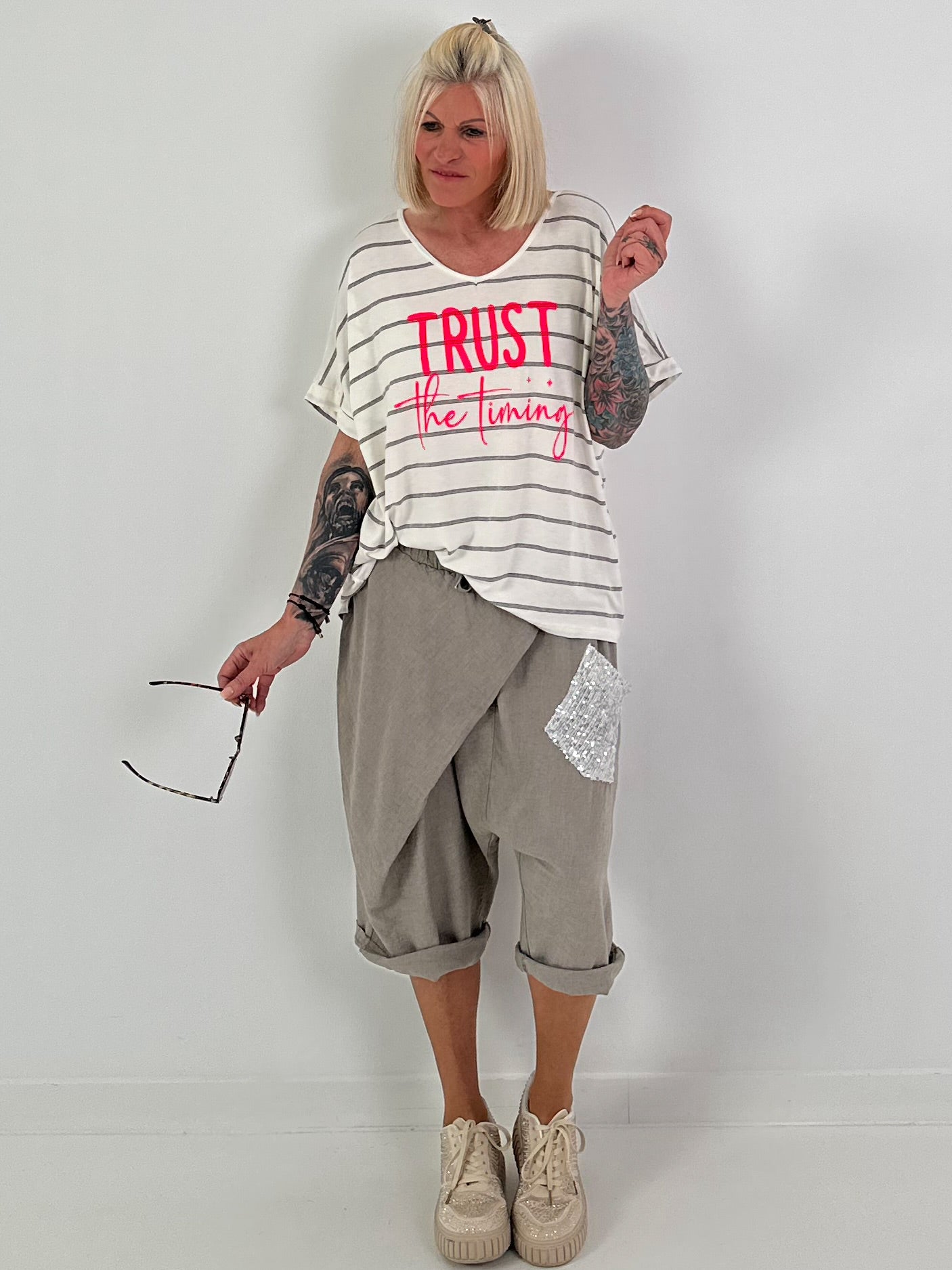 T-Shirt Trust the Timing - ecru-schwarz