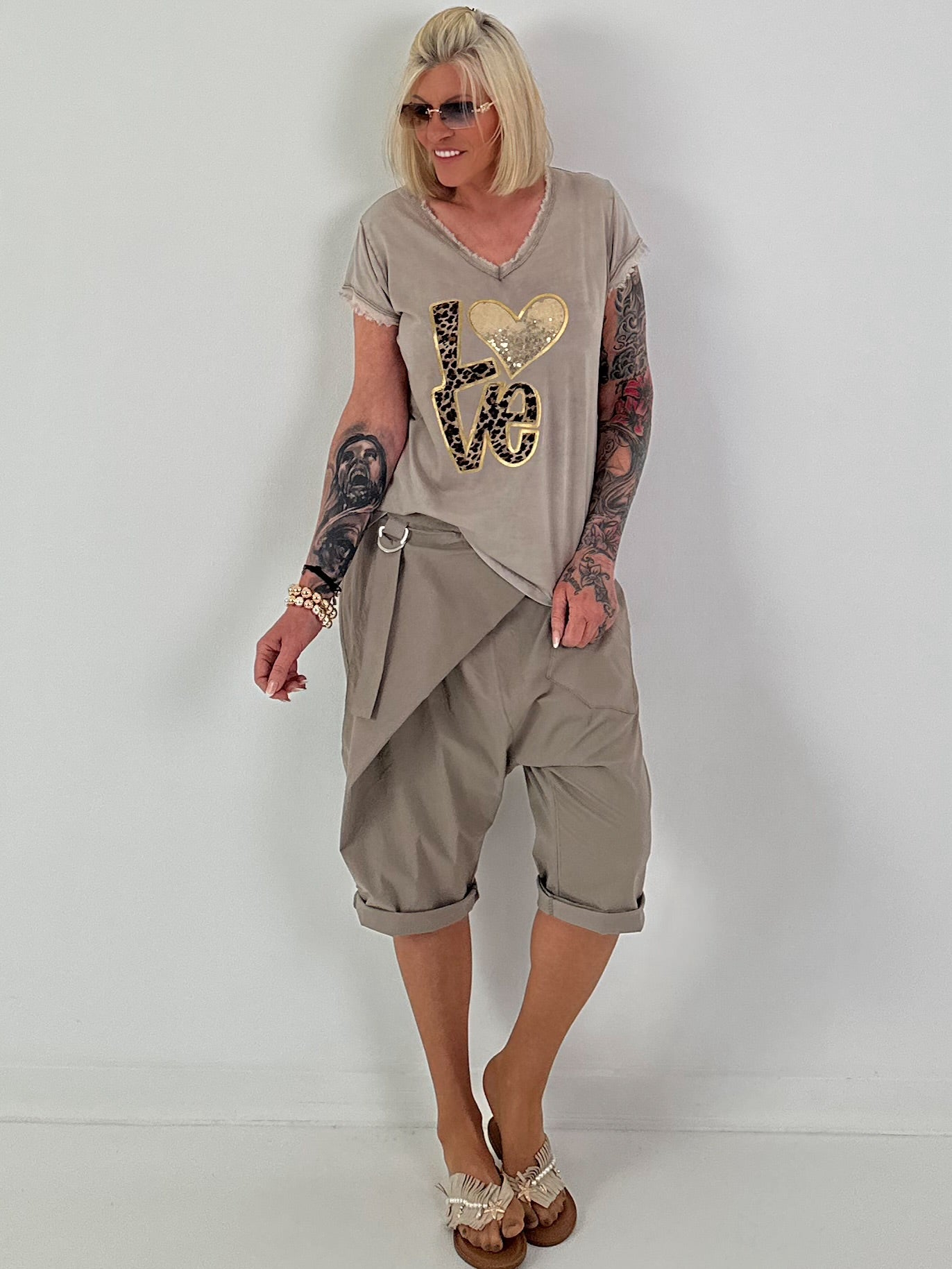 T-Shirt Love mit Leo- und Paillettendetails - taupe