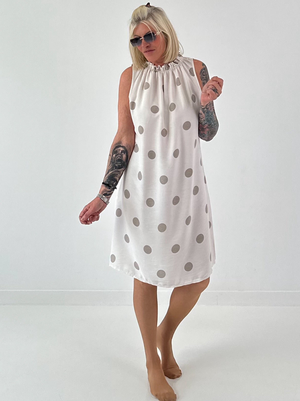 Tupfen Kleid mit Rüschenkragen - beige