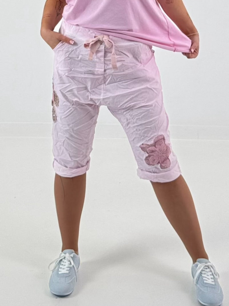 Short baggy shorts with crocheted flowers and sequins - pink