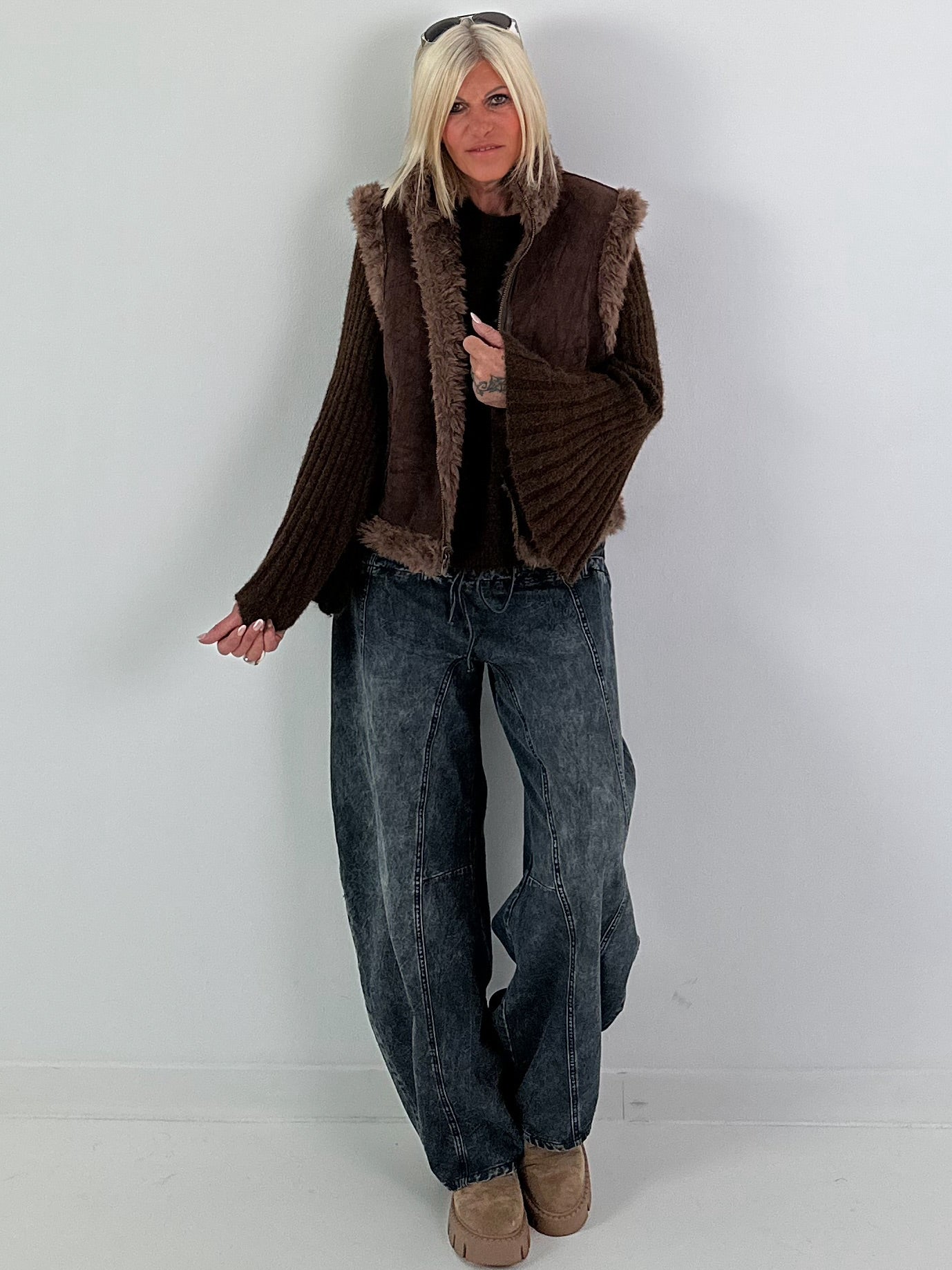 Weicher Pullover mit stylischen Trompetenärmeln - mokka