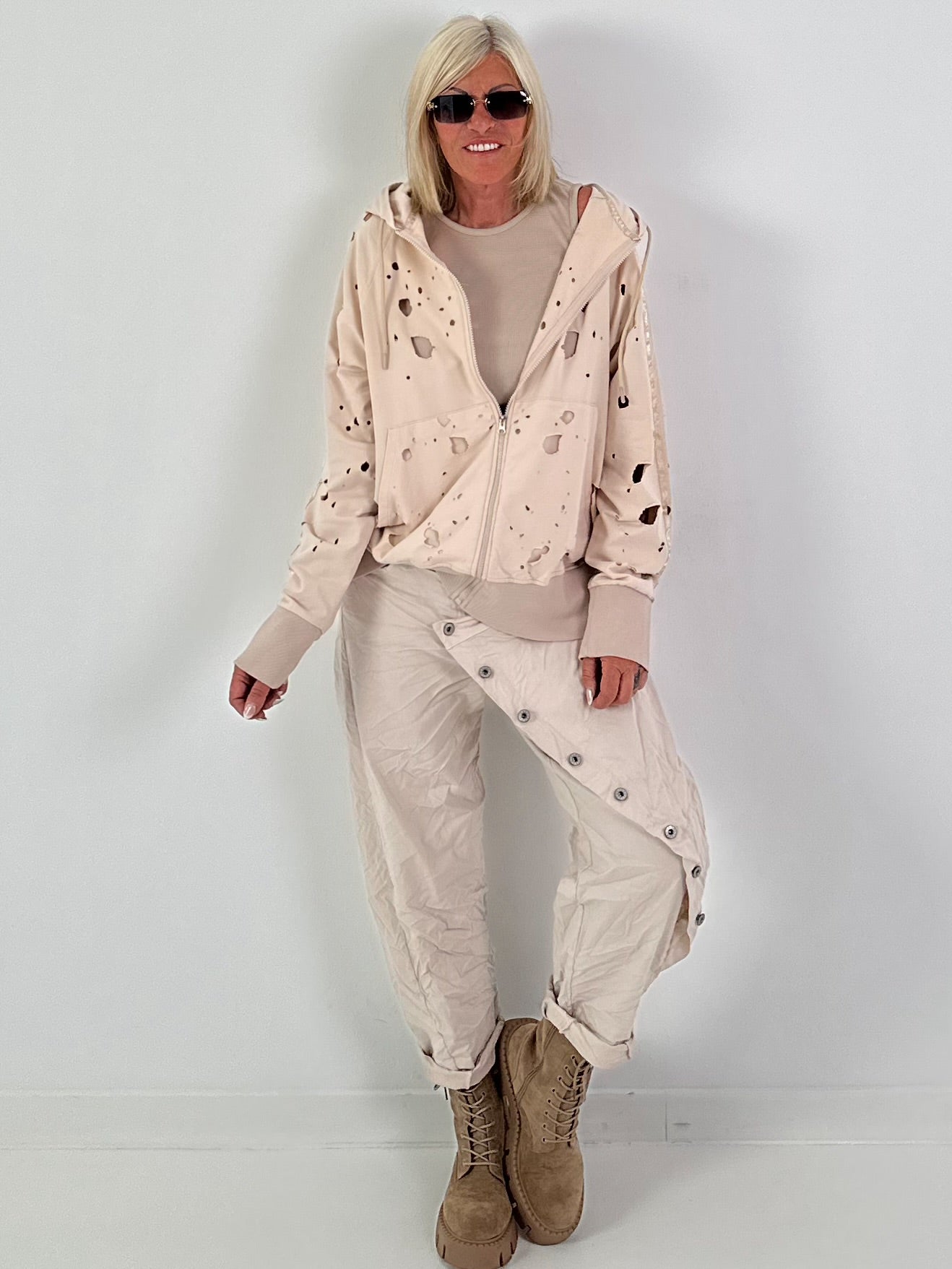 Stylische Sweatshirt Jacke mit großem Rückenpatch Tiger- beige