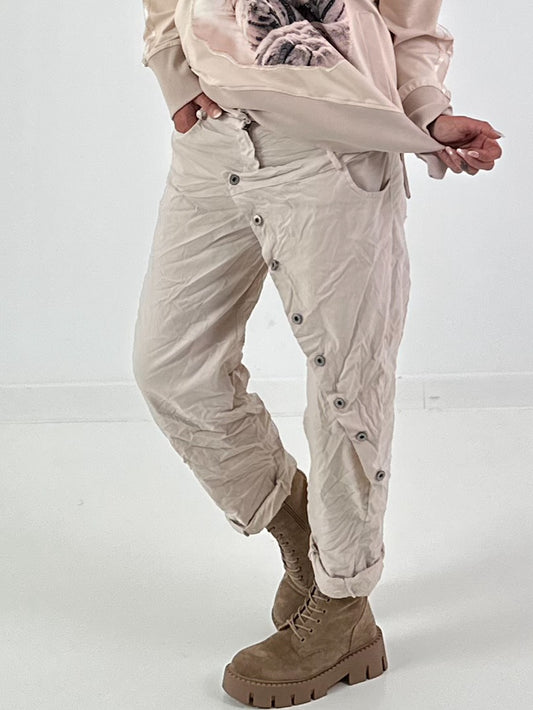 Hose mit elastischem Bund und Knopfleiste quer - beige ( lieferbar ab ca. 13.08.26)