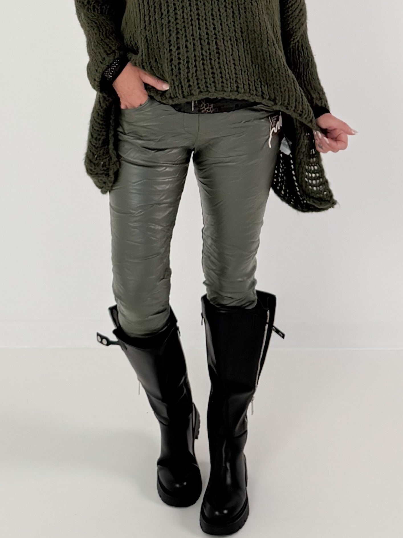 Vegane Lederhose mit Patch - oliv