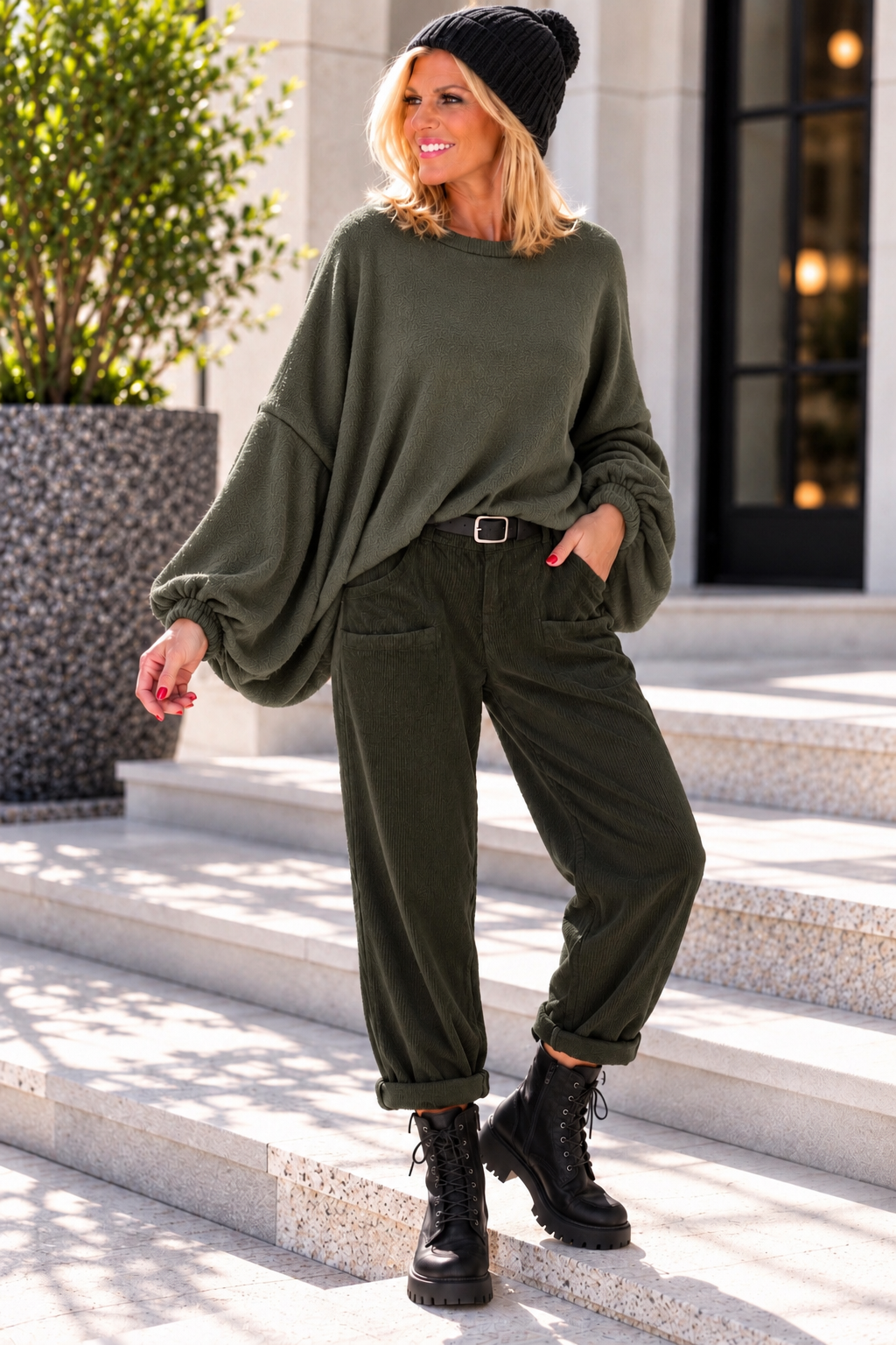 Cordhose mit großen Taschen und Gürtel - oliv ( lieferbar va. ab 03.11.26)