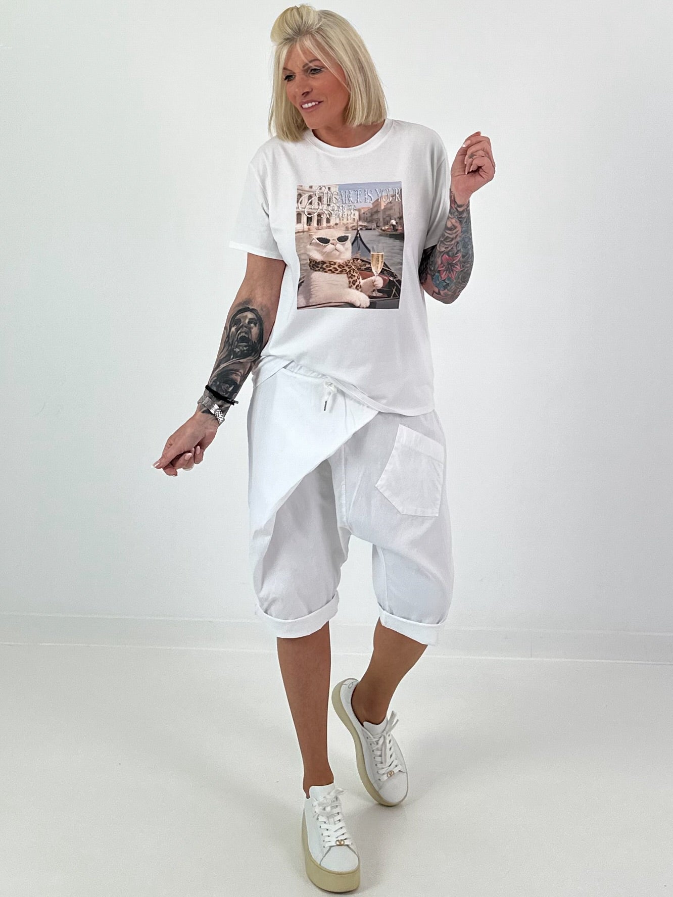 Kurze Baggy mit seitlichem Überwurf - weiss