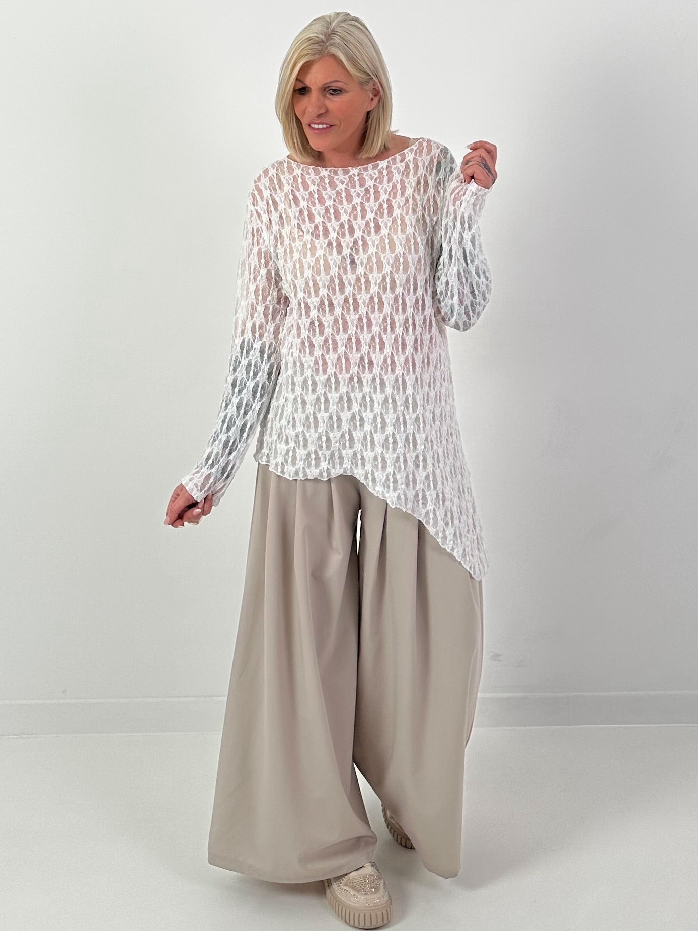 Asymmetrisches Spitzenshirt mit Muster - weiss