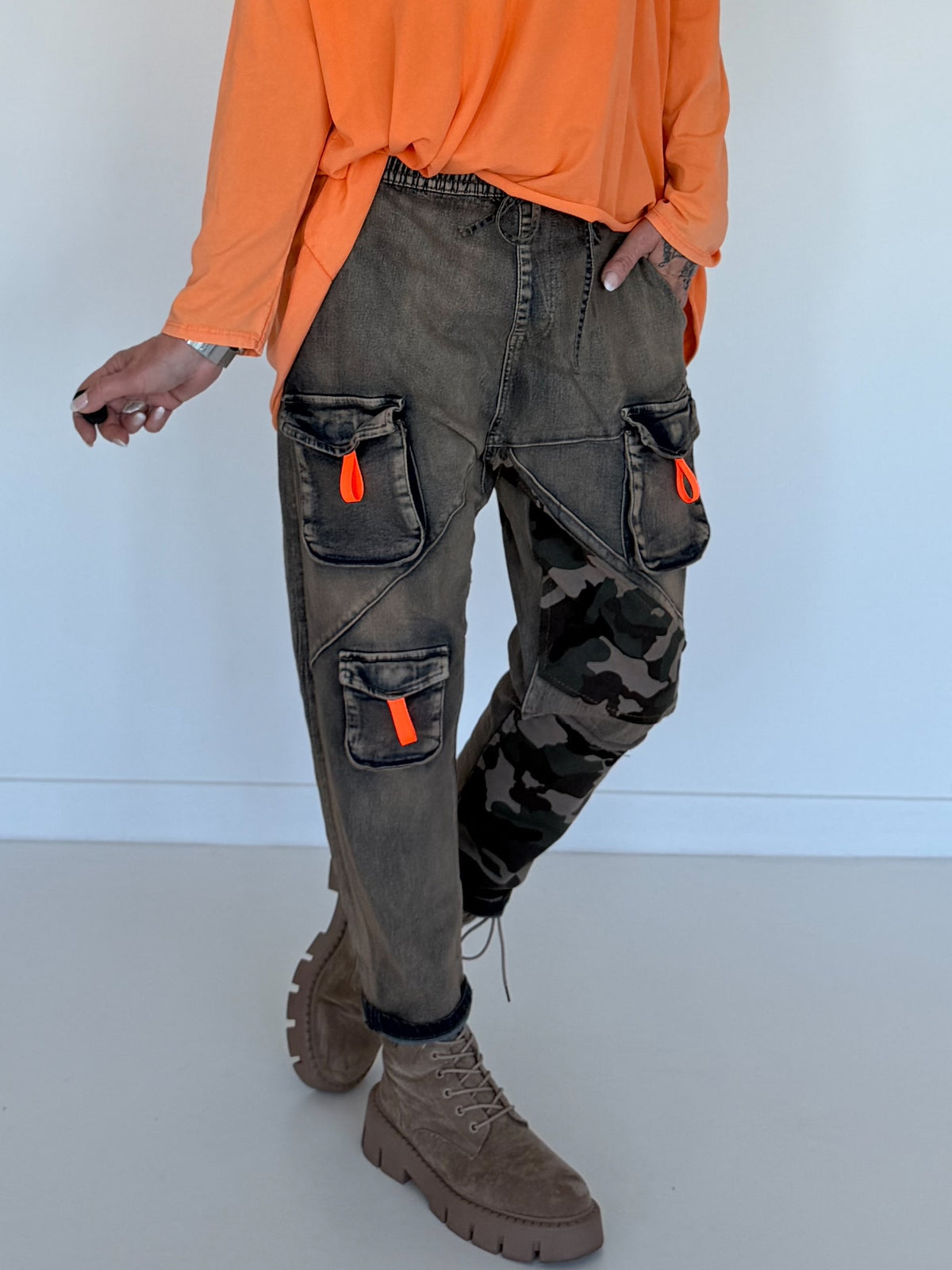 Baggy-Jeans in Used-Optik mit Camouflage-Applikationen - used-denim