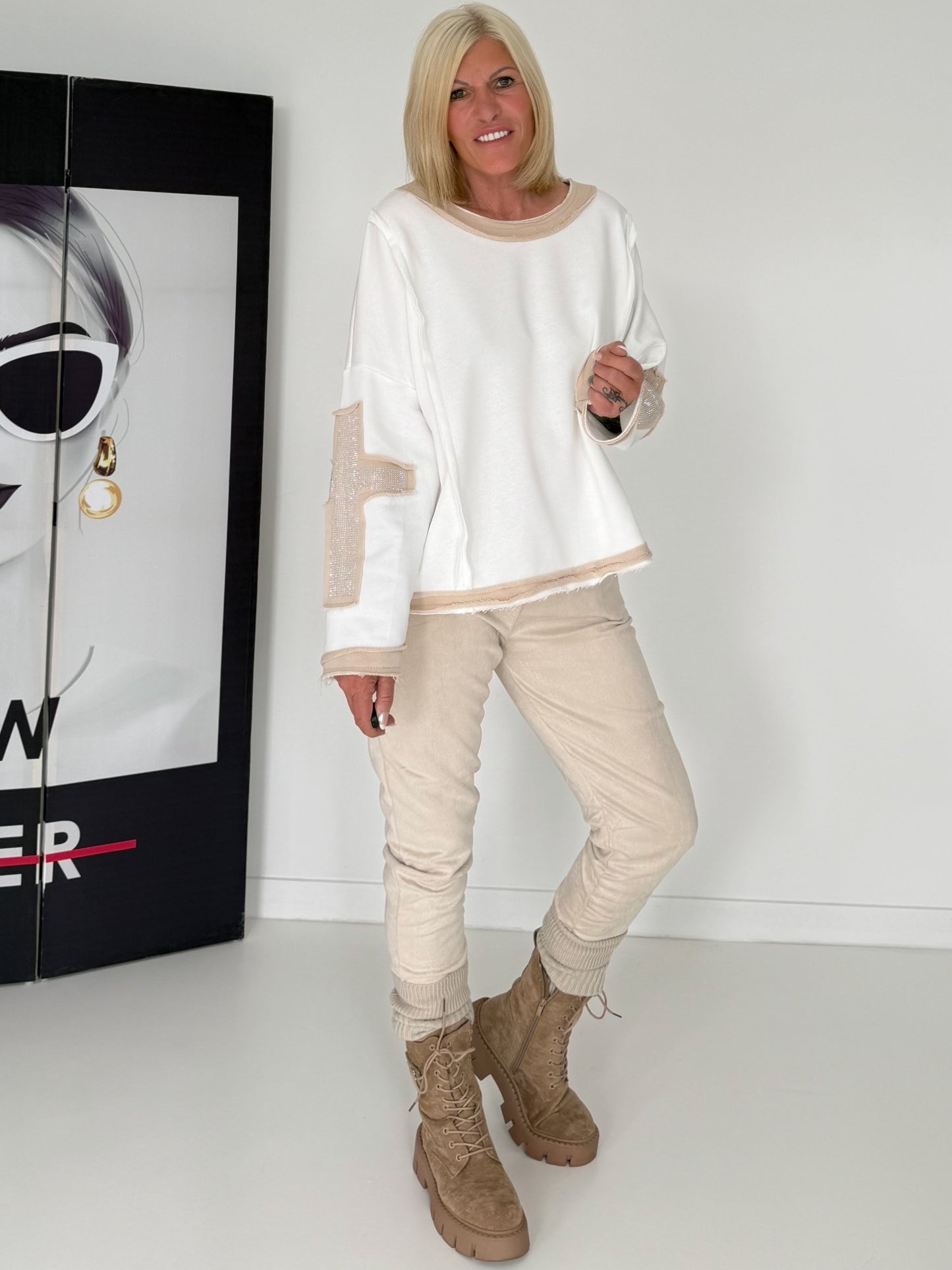 Oversized Sweater mit Strasskreuz - ecru-beige