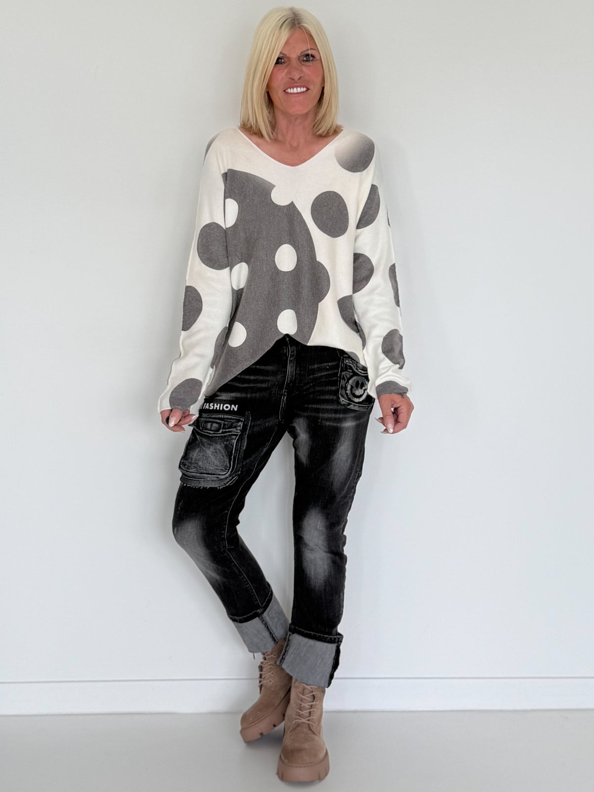 Pullover mit V-Ausschnitt und Art-Print - ecru-anthrazit