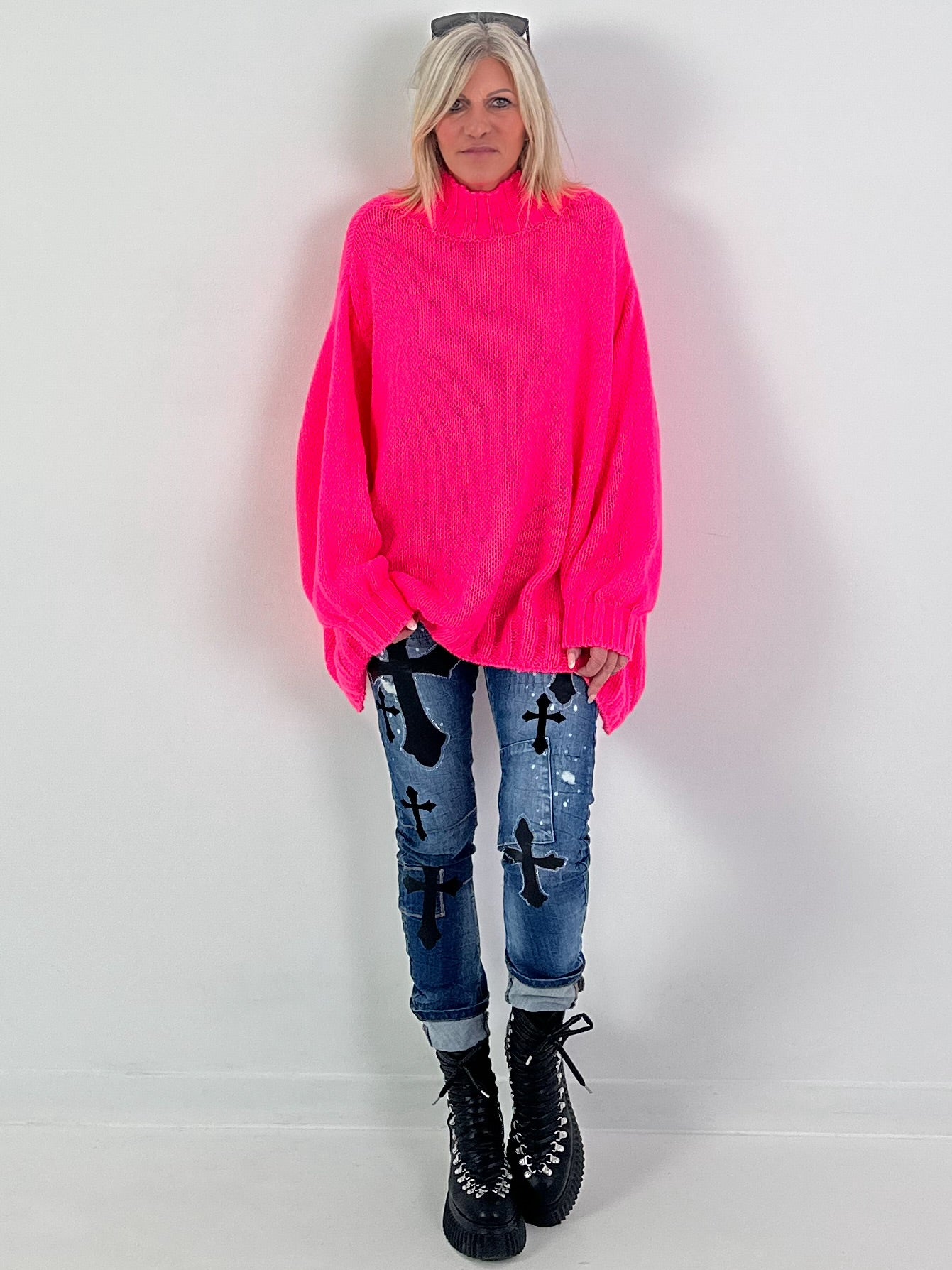 Oversized sweater model "Snuggle Arctic" - neon pink