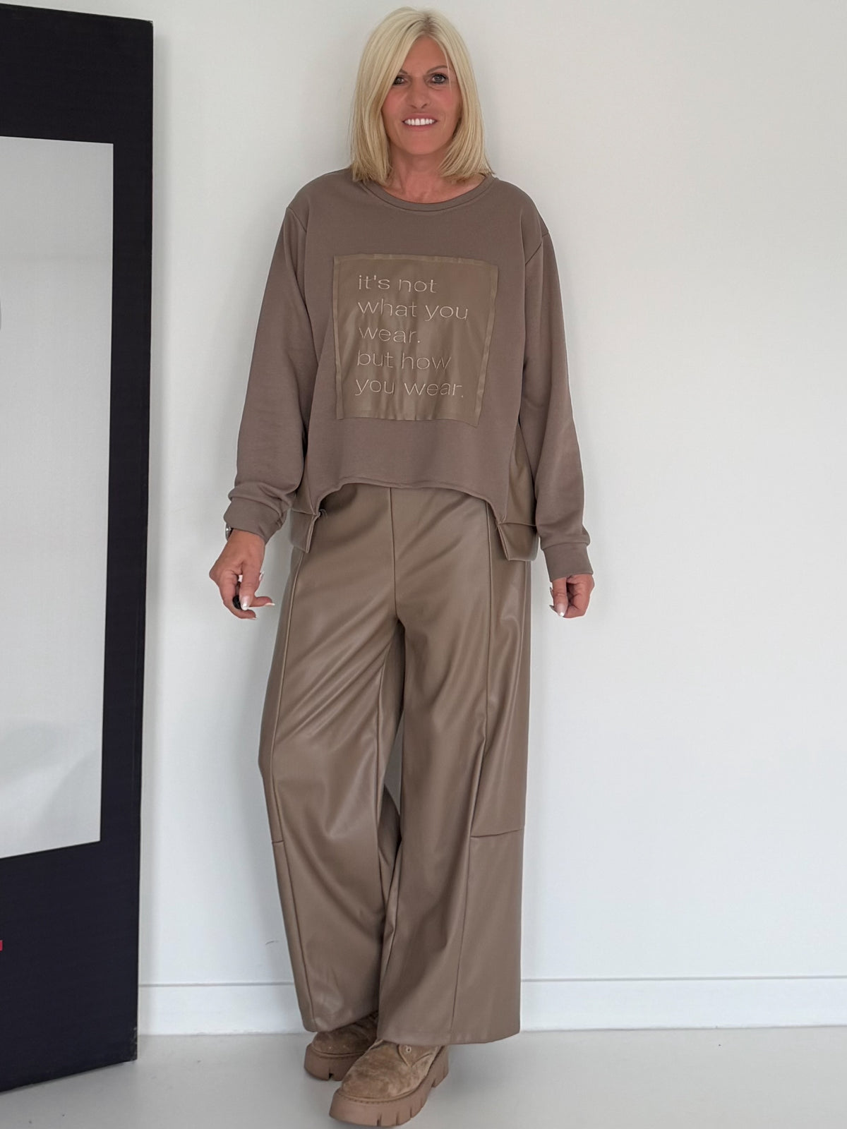 Vegane Lederhose mit weitem Bein - taupe