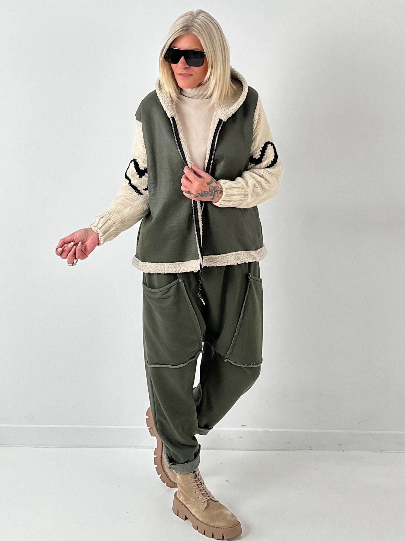 Imitatie lamsnappajas met gebreide mouwen model "Jana" - olijfgroen