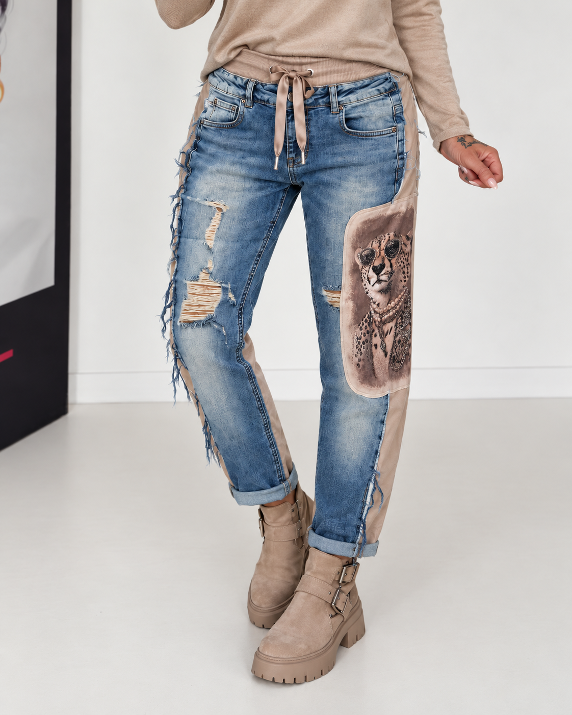 Jeans mit Sweat-Einsatz und Strassmotiv Gepard - denim-beige