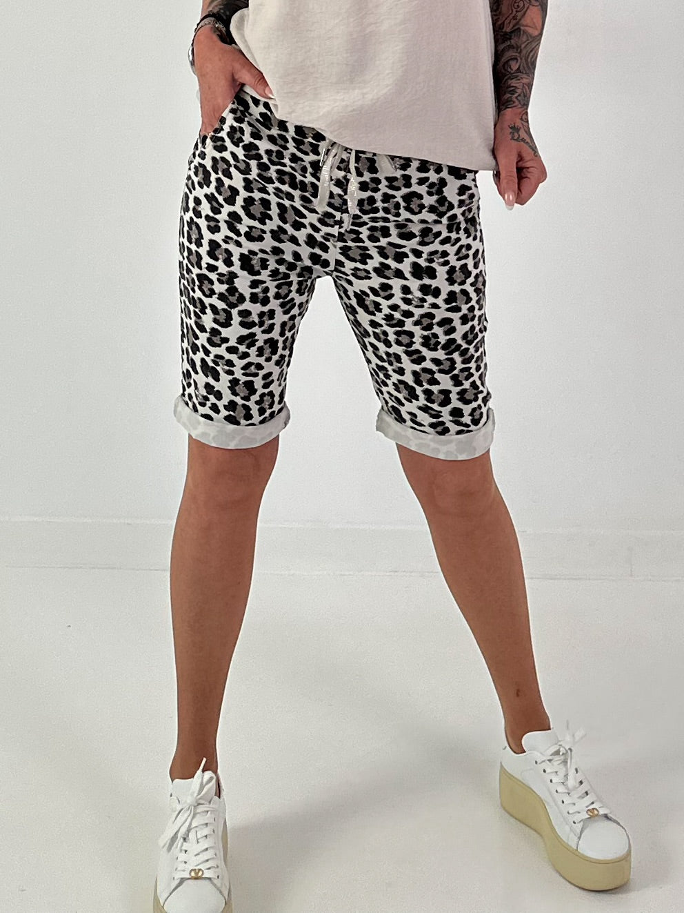 Kurze Hose im Leo Look- beige