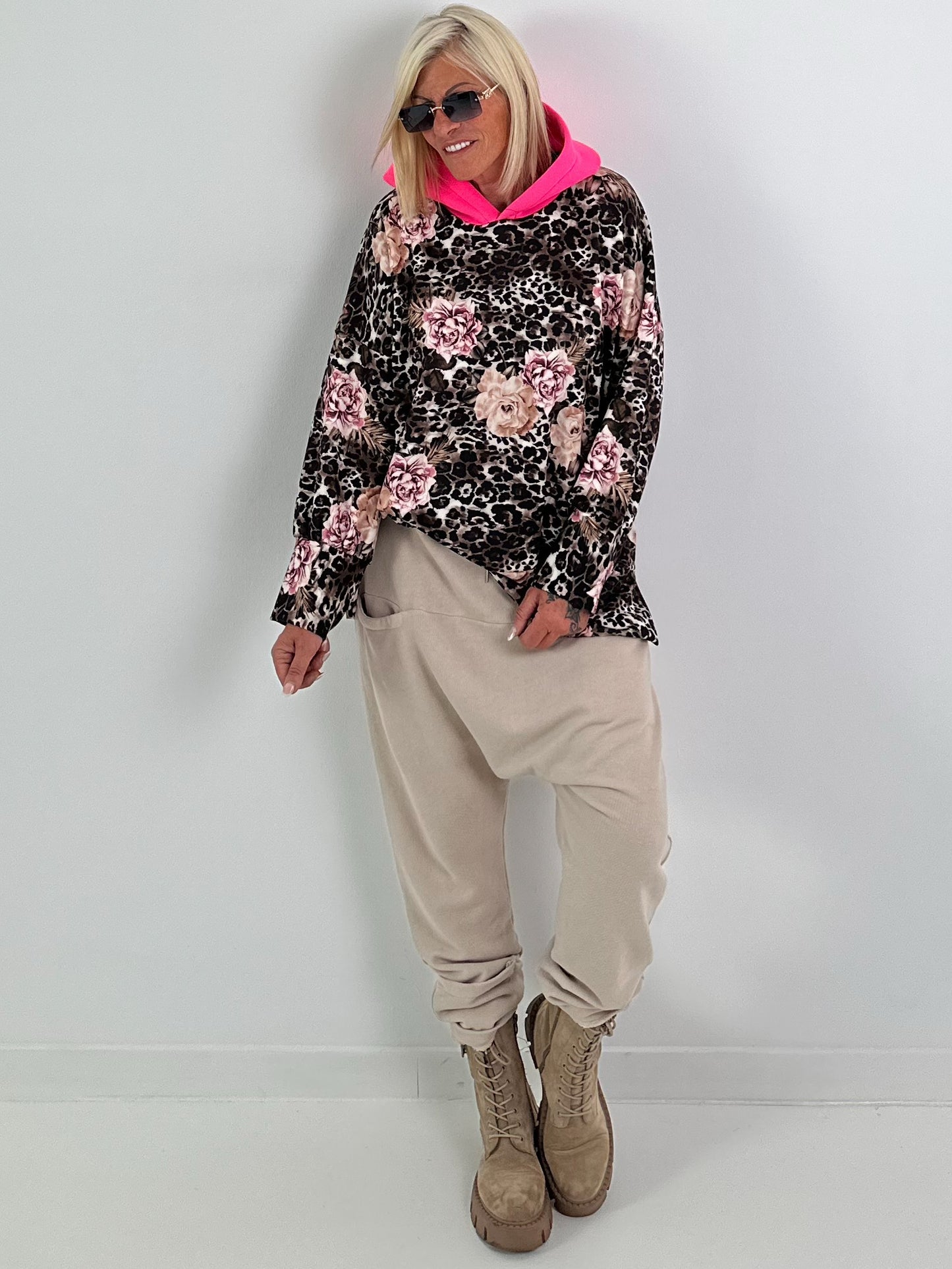 Hoodie mit Neonkapuze und Print - schoko-mehrfarbig