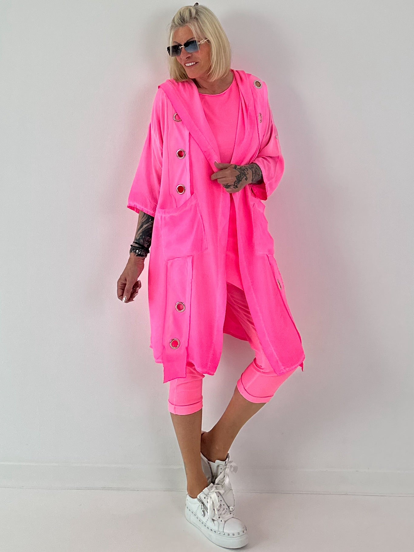 Mantel mit Kapuze und silbernen Ösen - neonpink