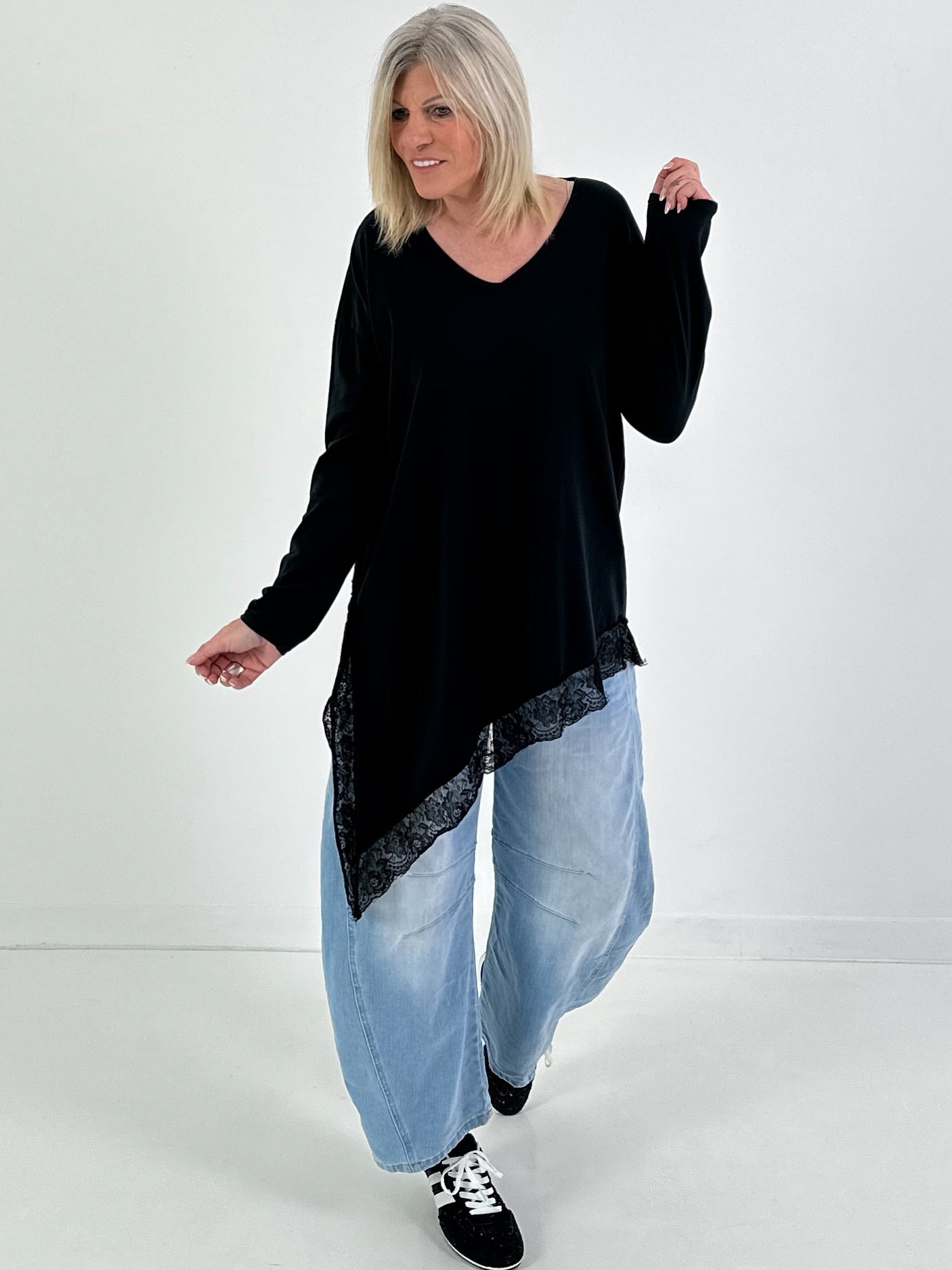 Shirt mit Spitzenabschluss - schwarz