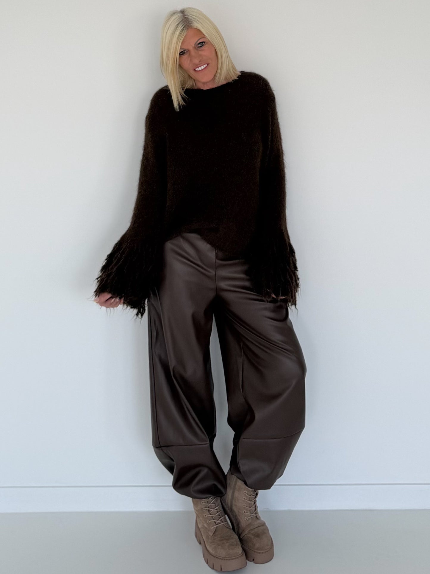 Kuschliger Pullover mit Fransen-Details - mokka