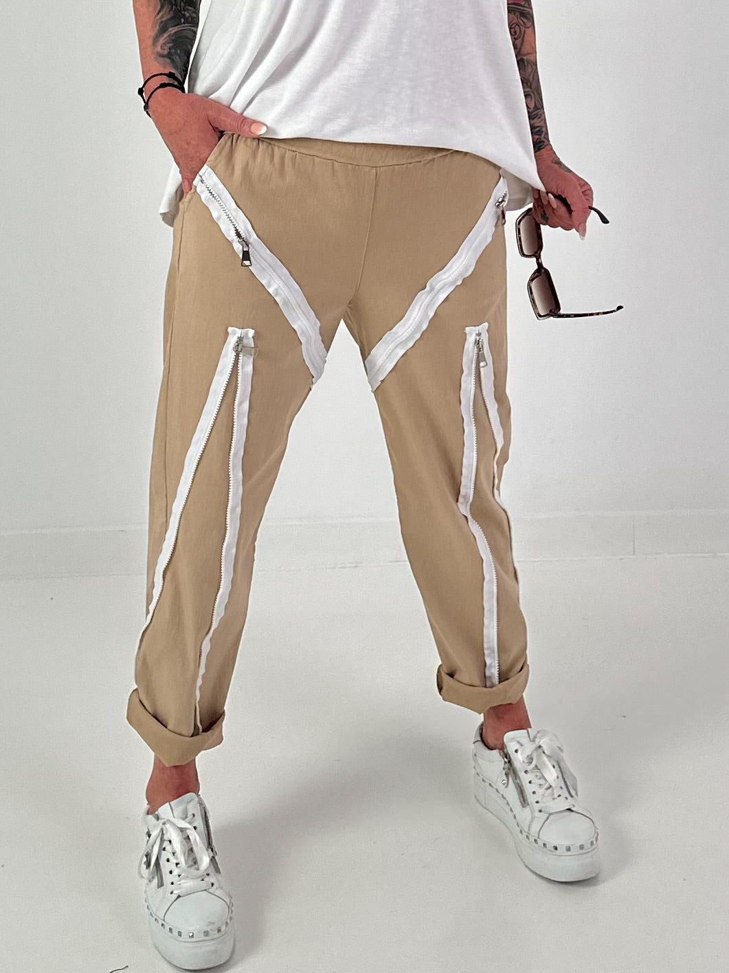 Trousers with zipper details - camel