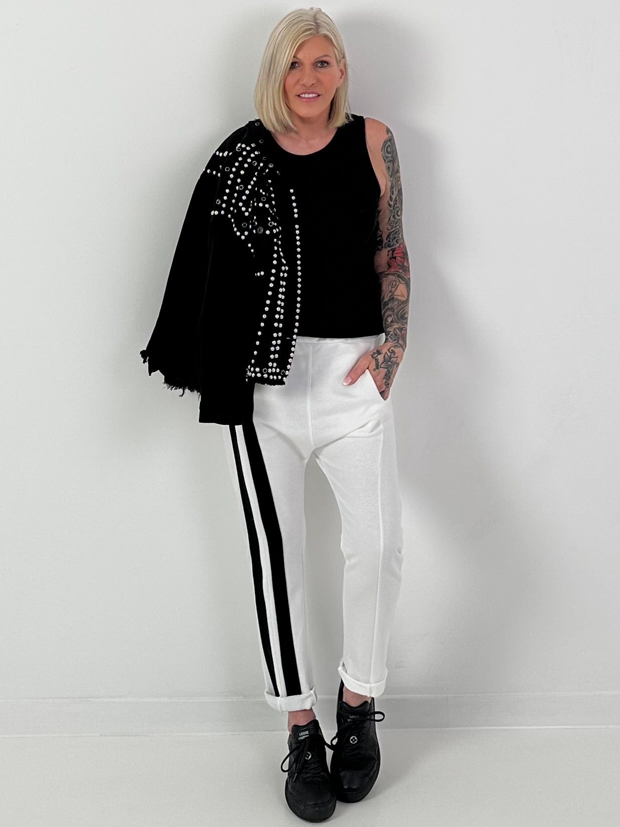 Hose mit seitlich verlaufenden Streifendetails - weiss