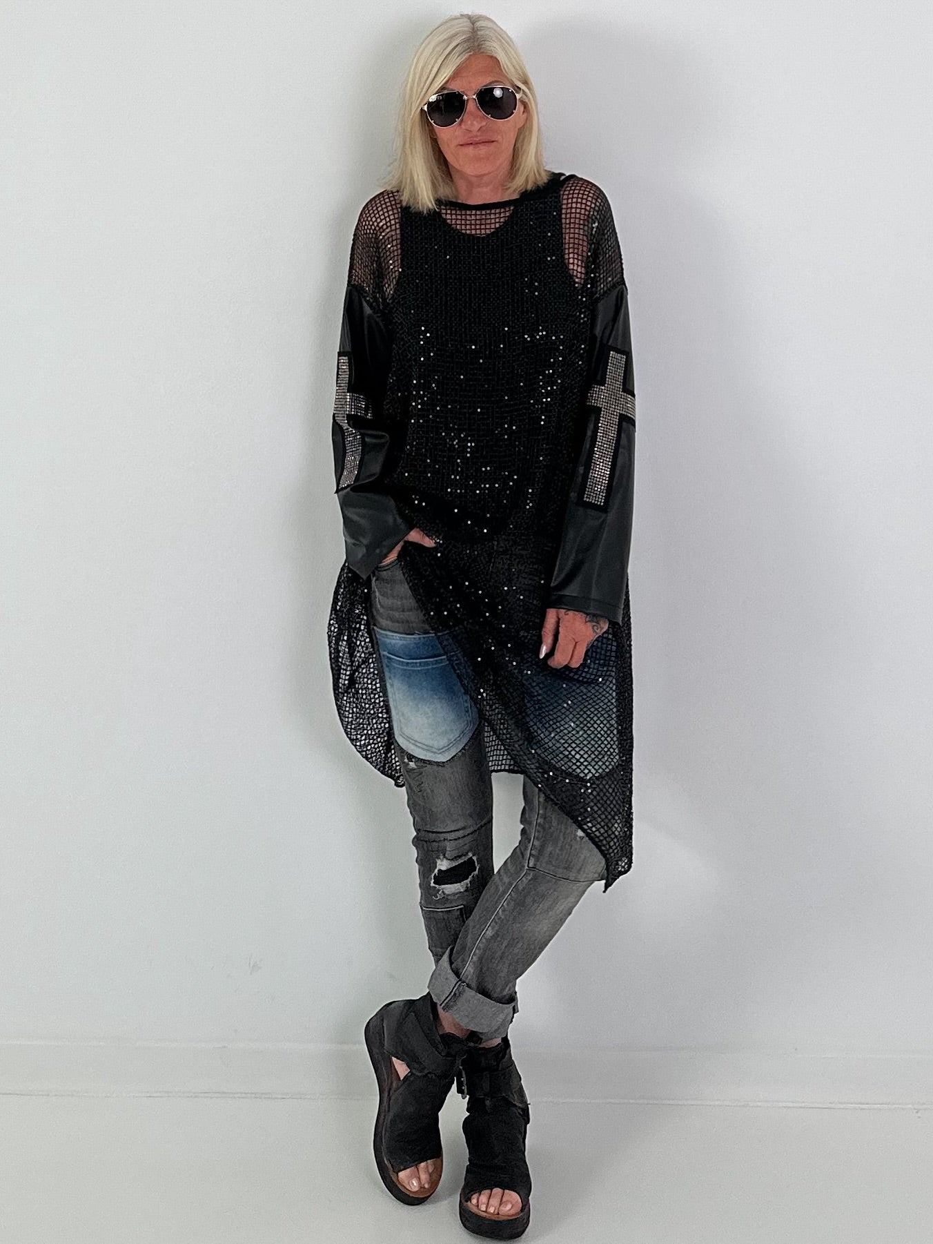 Destroyed Jeans with trendy details - used black