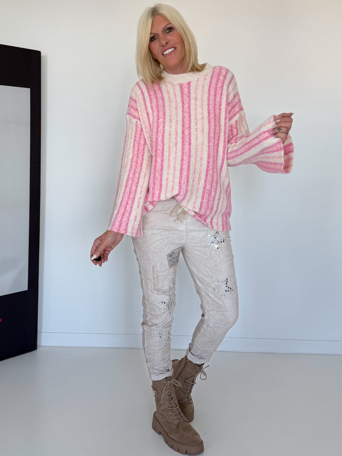 Gestreepte trui met trompetmouwen - beige-roze