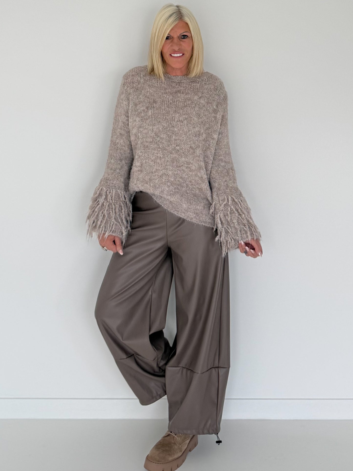 Kuschliger Pullover mit Fransen-Details - taupe