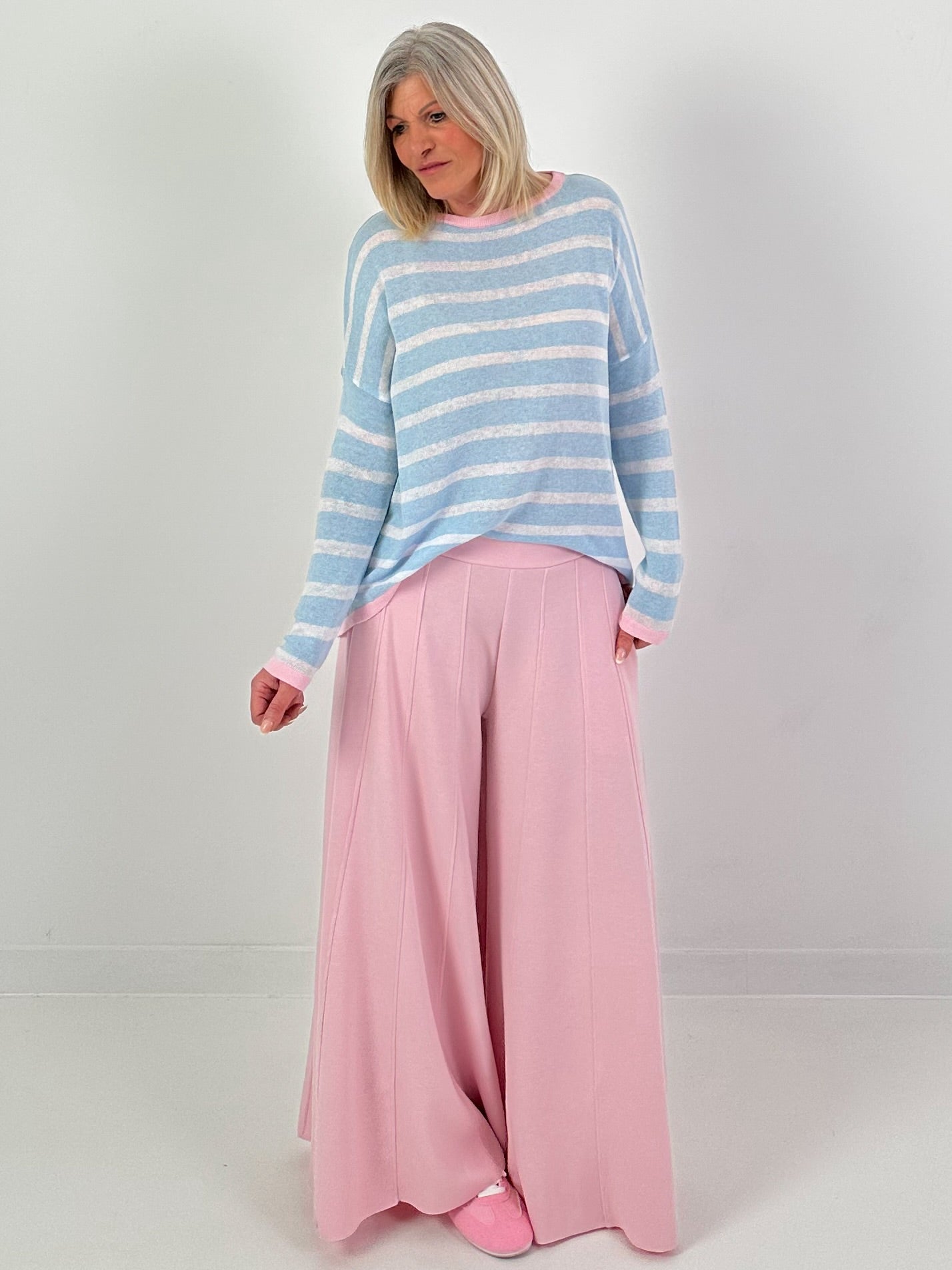 Leichter Pullover mit Streifen - hellblau-weiss