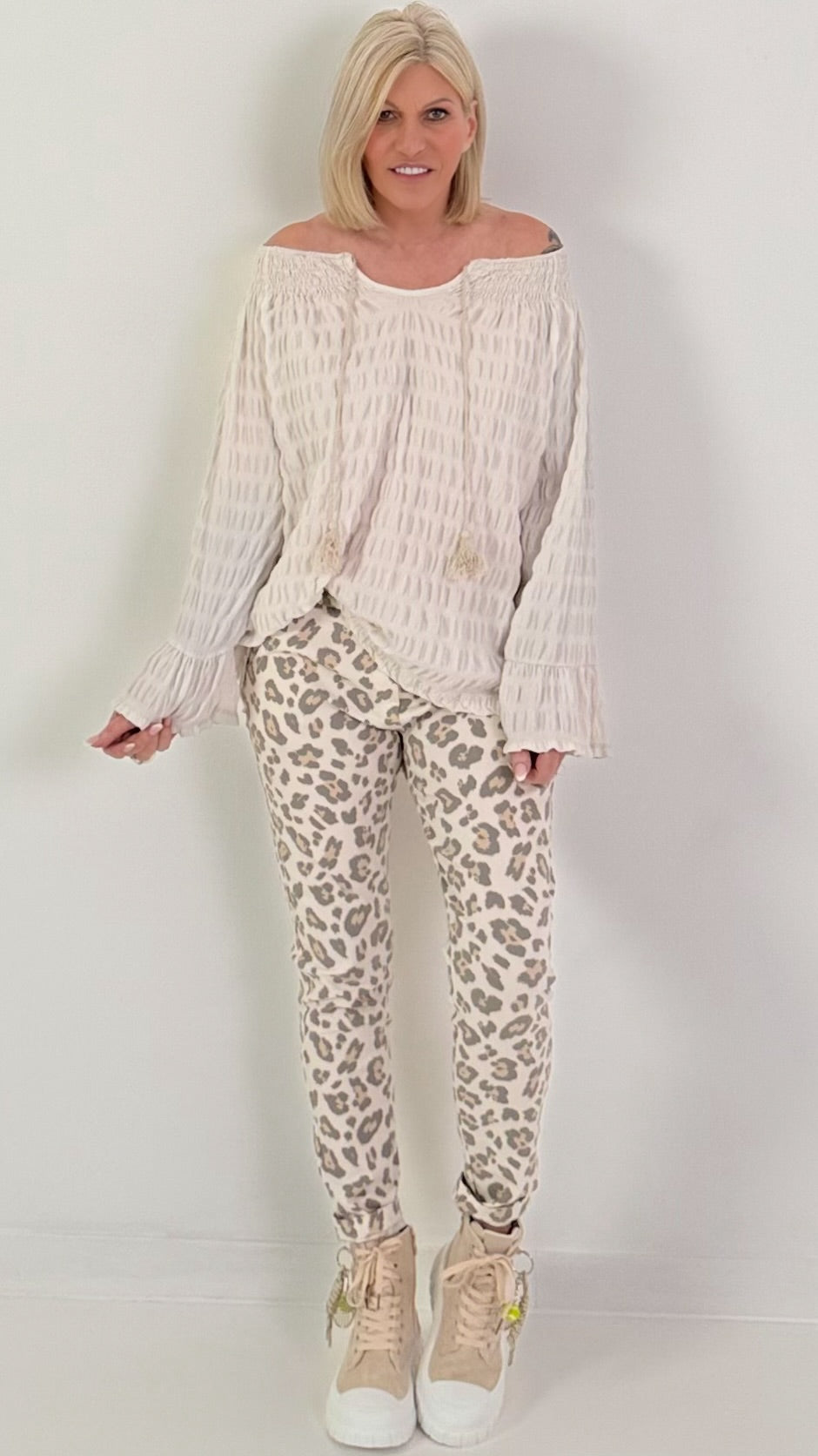 Structured tunic with tie belt and flounced sleeves - beige