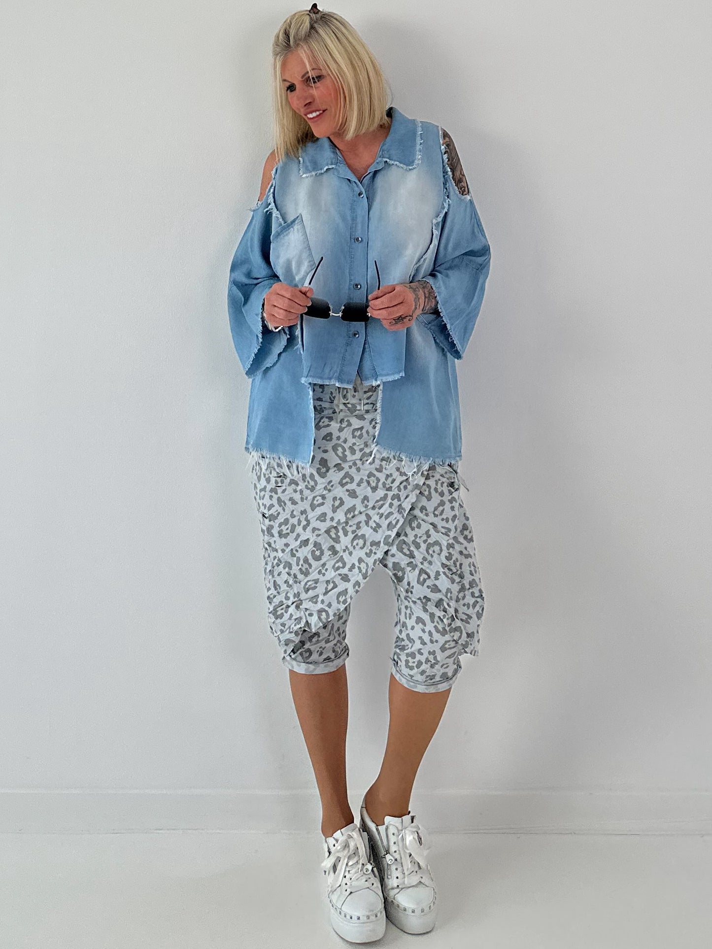 Jeanshemd mit Cold Shoulder und fransigen Abschlüssen - hellblau